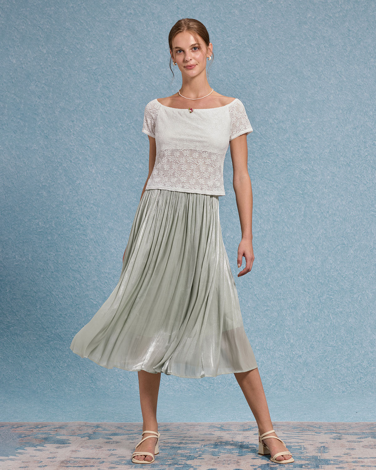 Beyaz Dokulu Omuzdan Açık Tişört