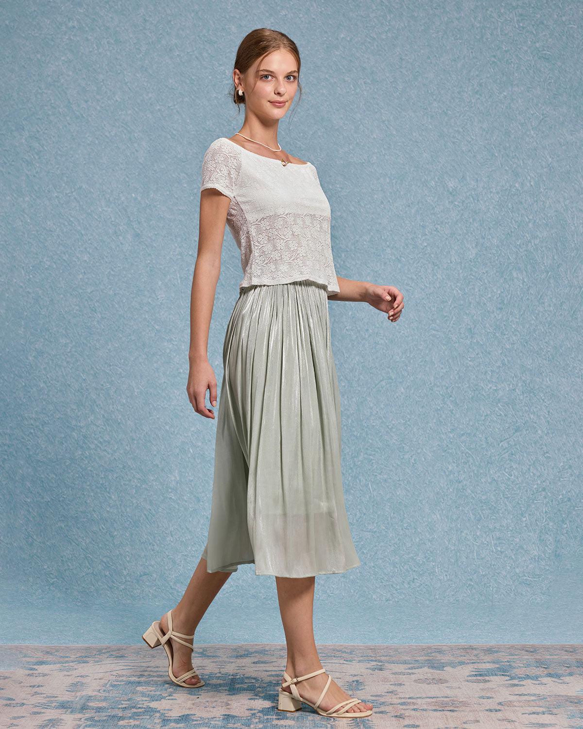 Beyaz Dokulu Omuzdan Açık Tişört