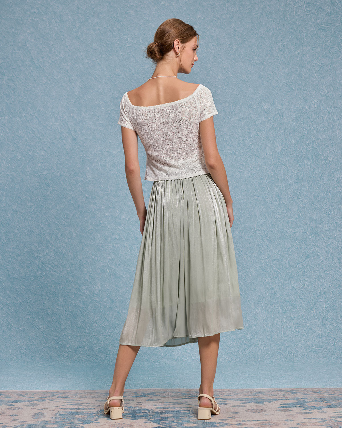 Beyaz Dokulu Omuzdan Açık Tişört