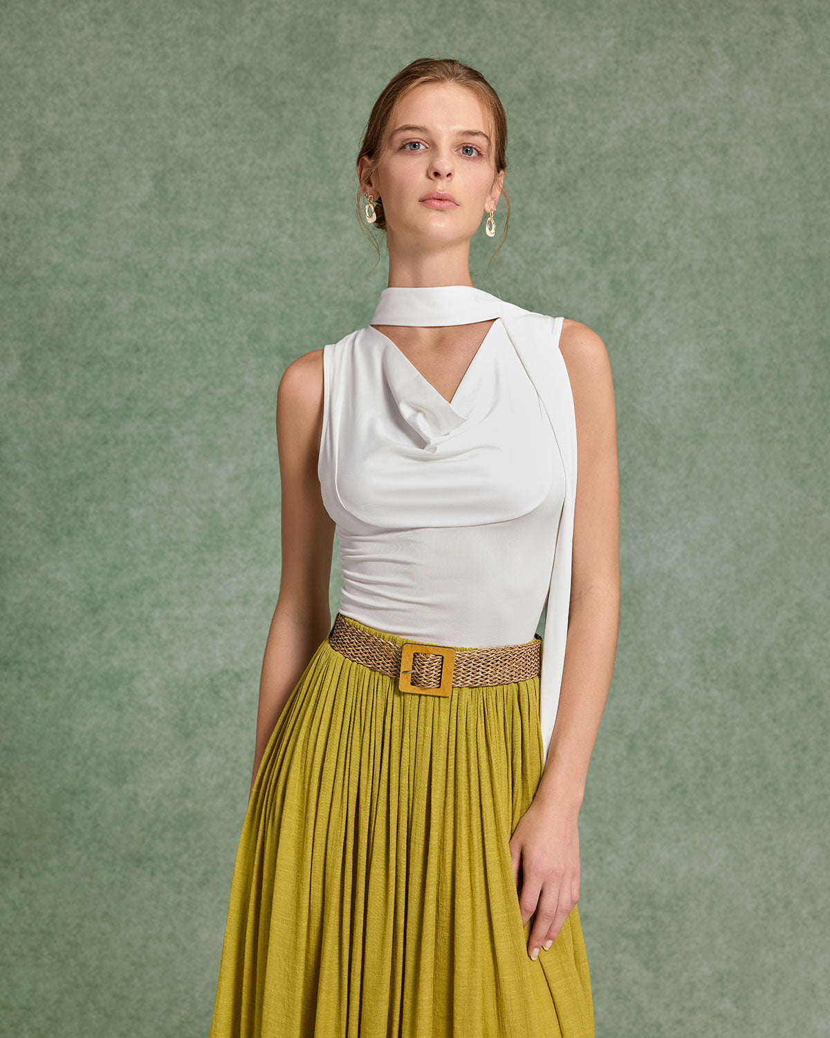 Beyaz Kapşonlu Yakalı Büzgülü Tank Top