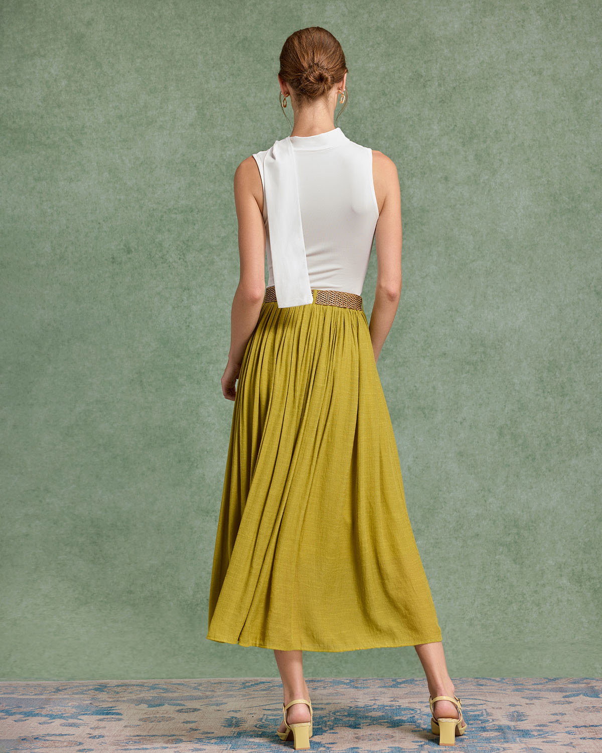 Beyaz Kapşonlu Yakalı Büzgülü Tank Top