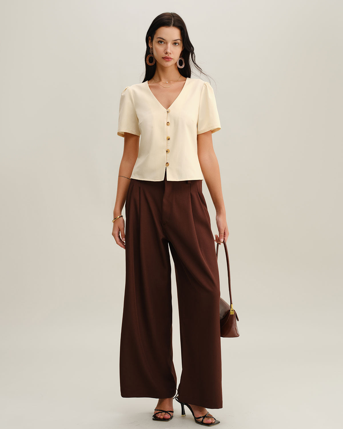 Bej V Yaka Düğmeli Kısa Kollu Bluz