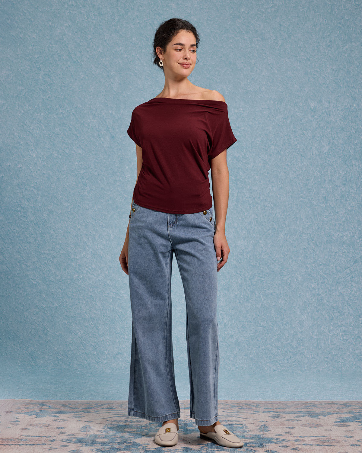 Kırmızı Kapşonlu Omuzdan Açık Tişört