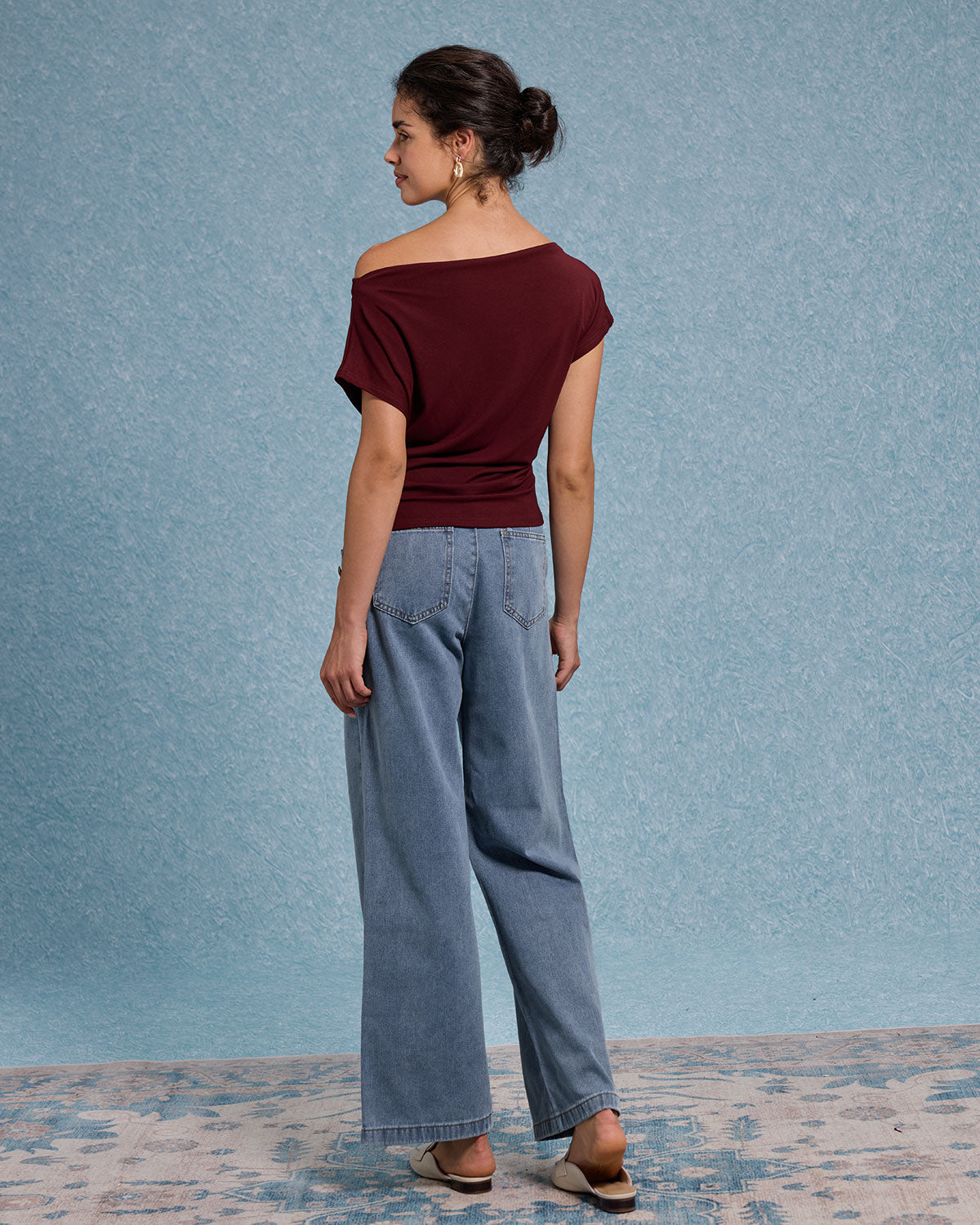 Kırmızı Kapşonlu Omuzdan Açık Tişört