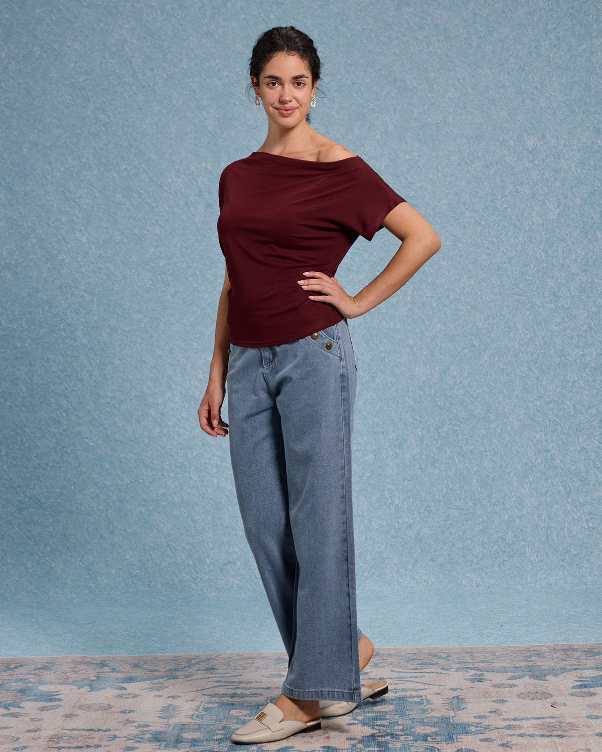 Kırmızı Kapşonlu Omuzdan Açık Tişört