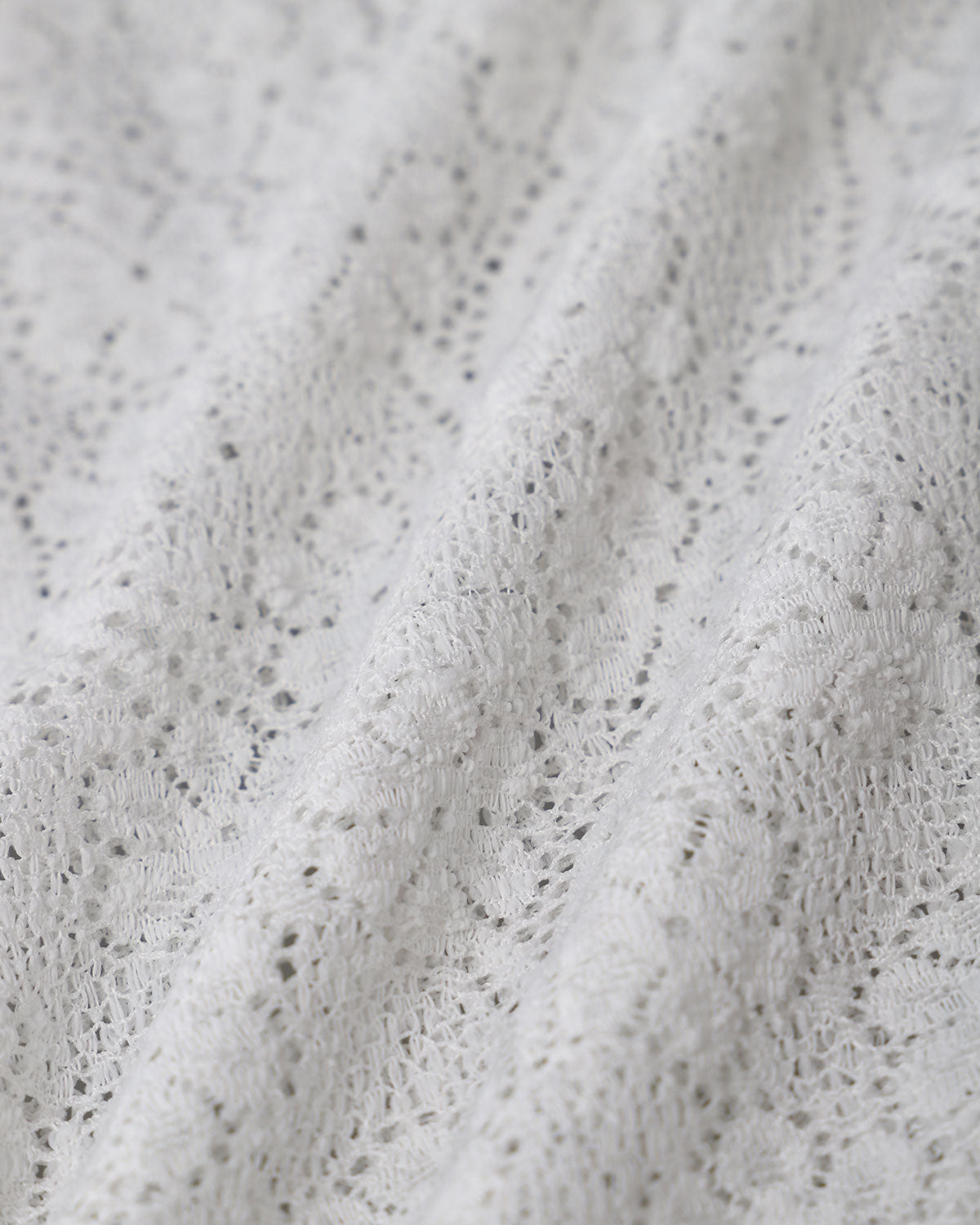 Beyaz Dokulu Omuzdan Açık Tişört