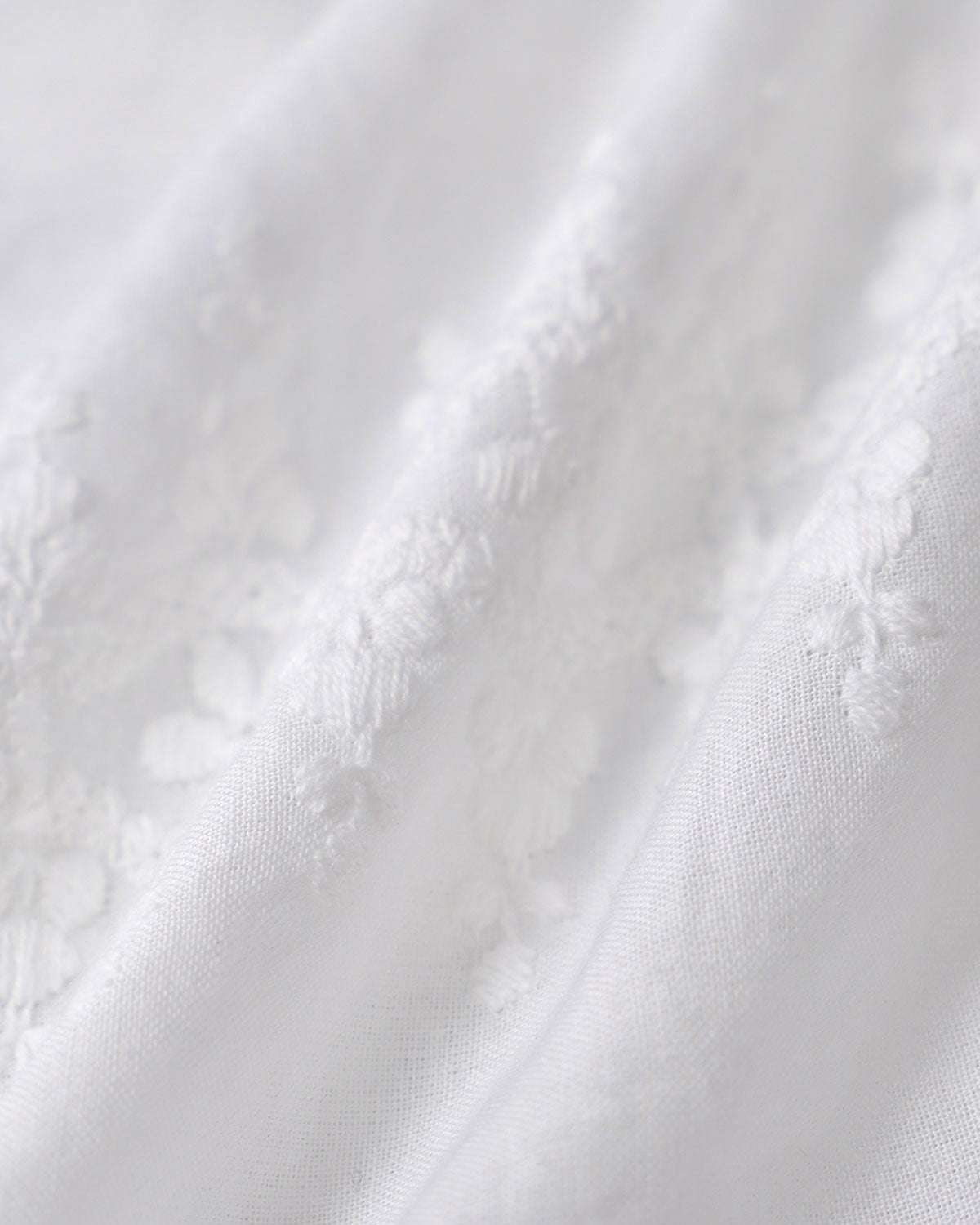 Beyaz Dokulu Kısa Kollu Bluz