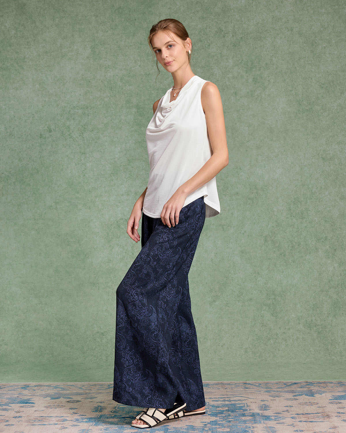 Beyaz Kapşonlu Yakalı Tank Top