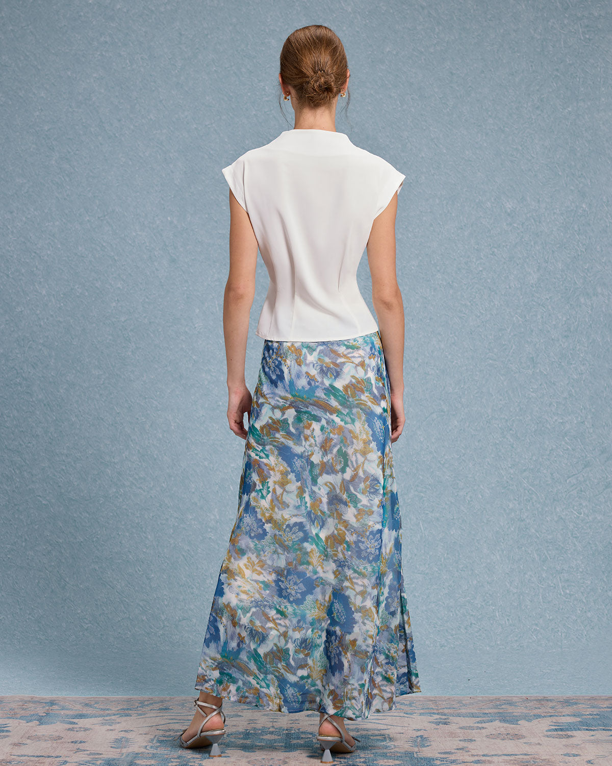 Beyaz V Yaka Düğmeli Tişört