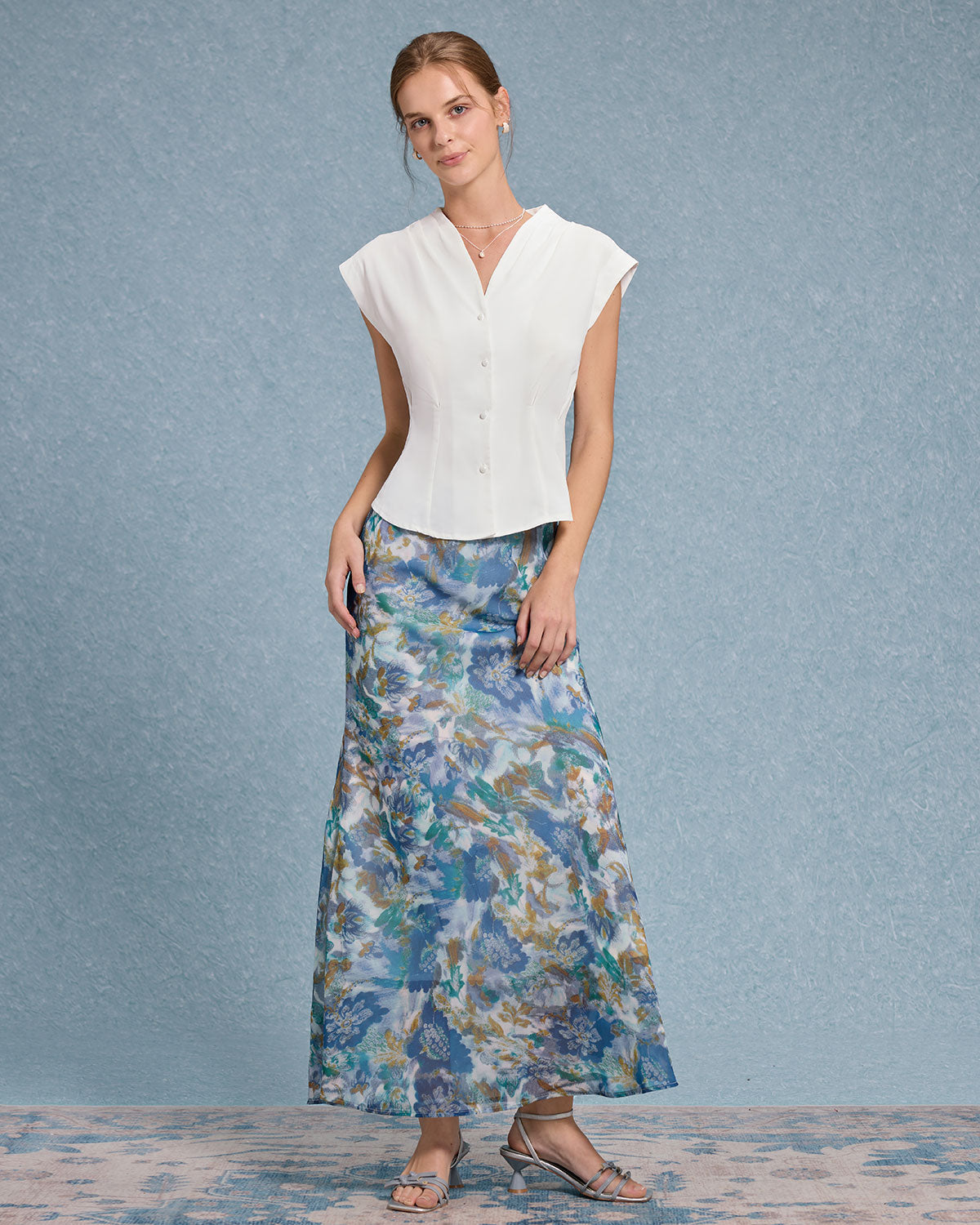 Beyaz V Yaka Düğmeli Tişört