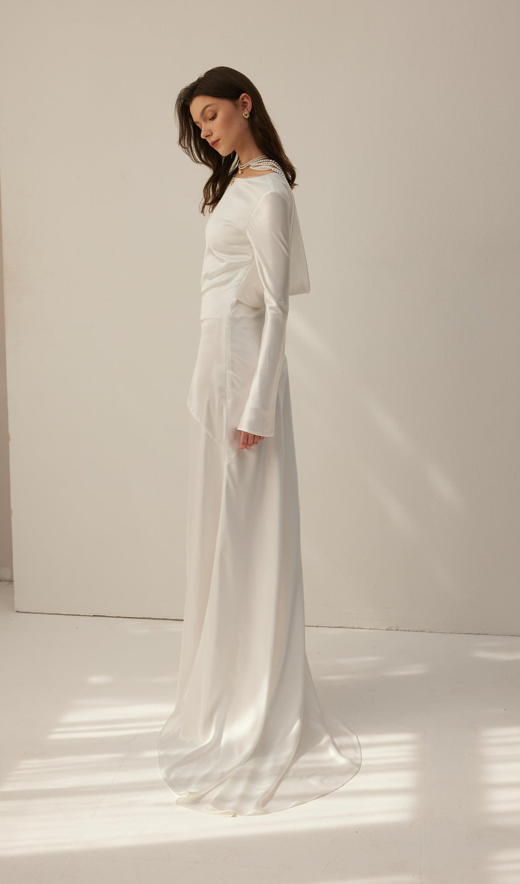 Beyaz Saten Uzun Kollu İnce Abiye Elbise