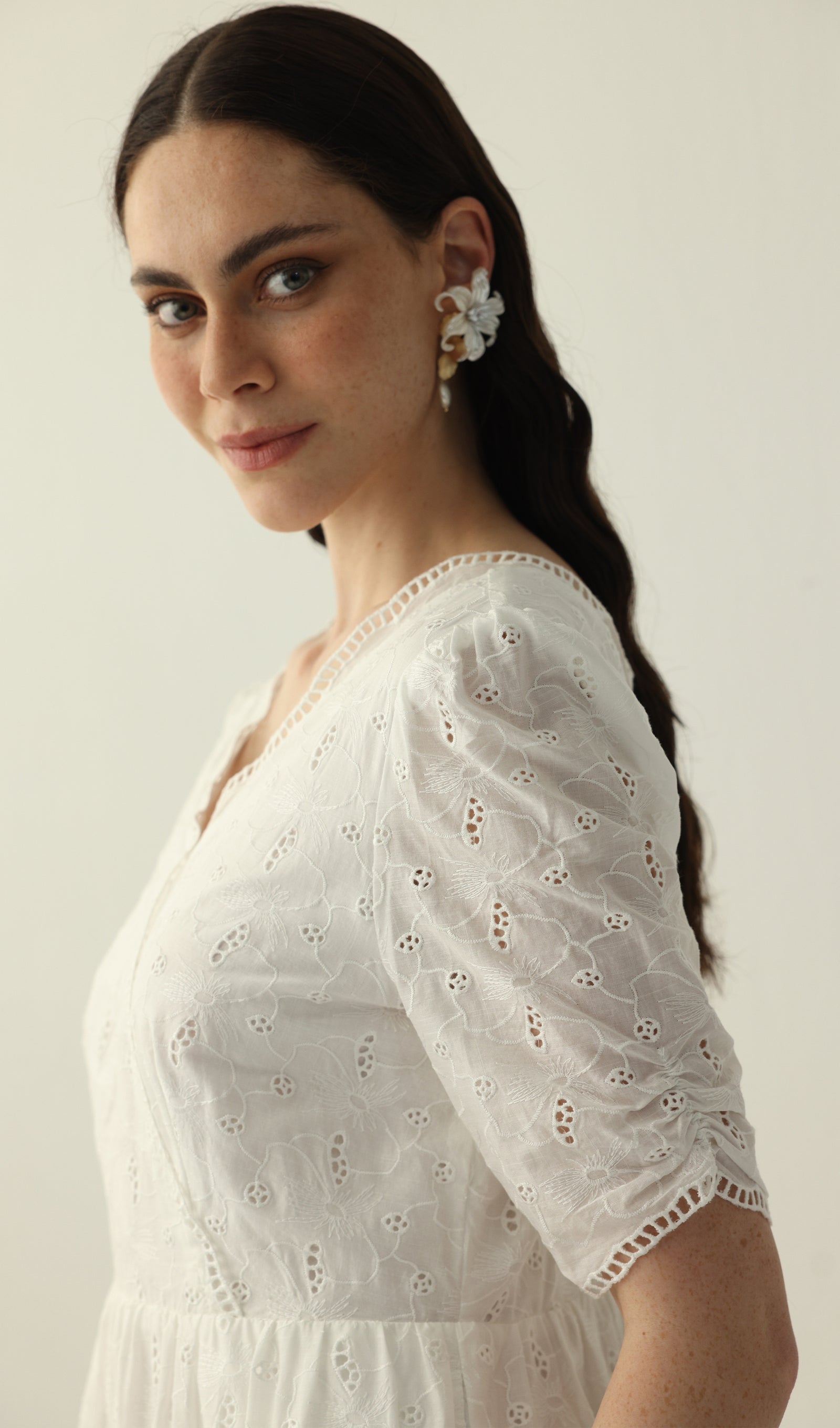 Beyaz V Yaka Midi Elbise