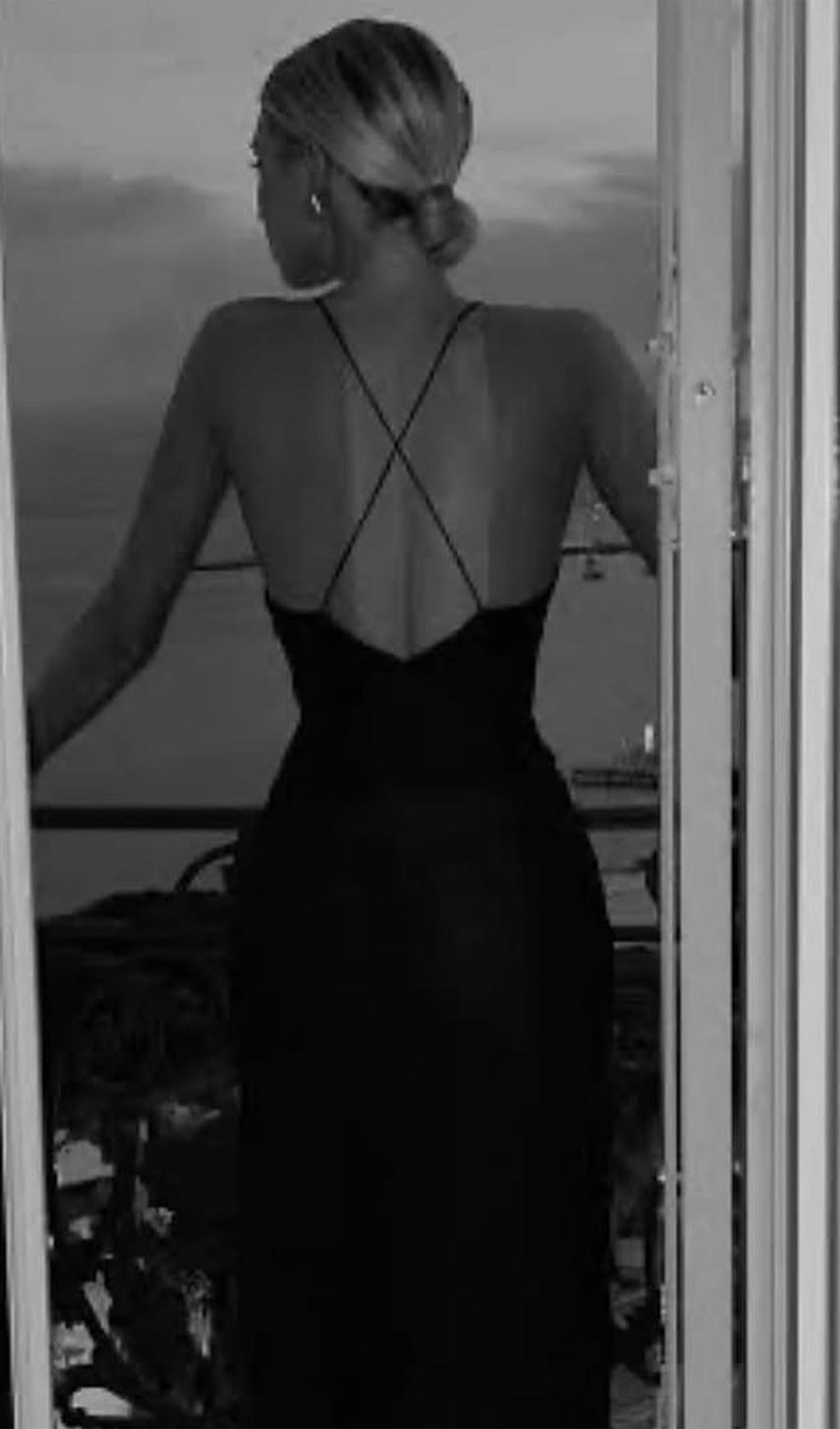 V Yaka Askılı Midi Elbise