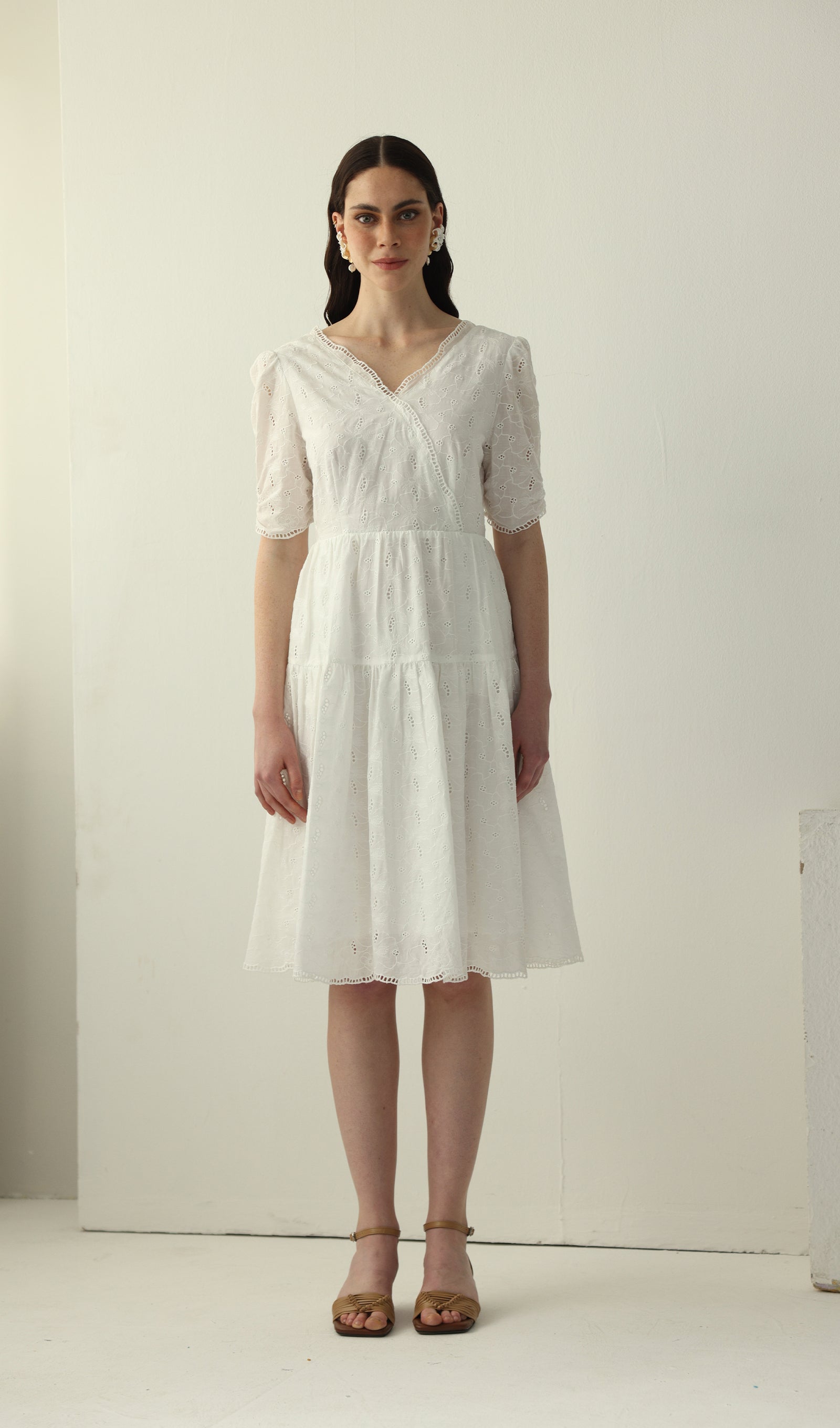 Beyaz V Yaka Midi Elbise