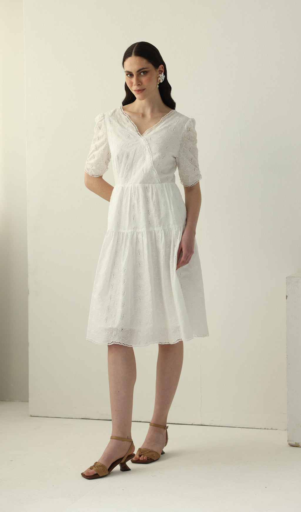 Beyaz V Yaka Midi Elbise