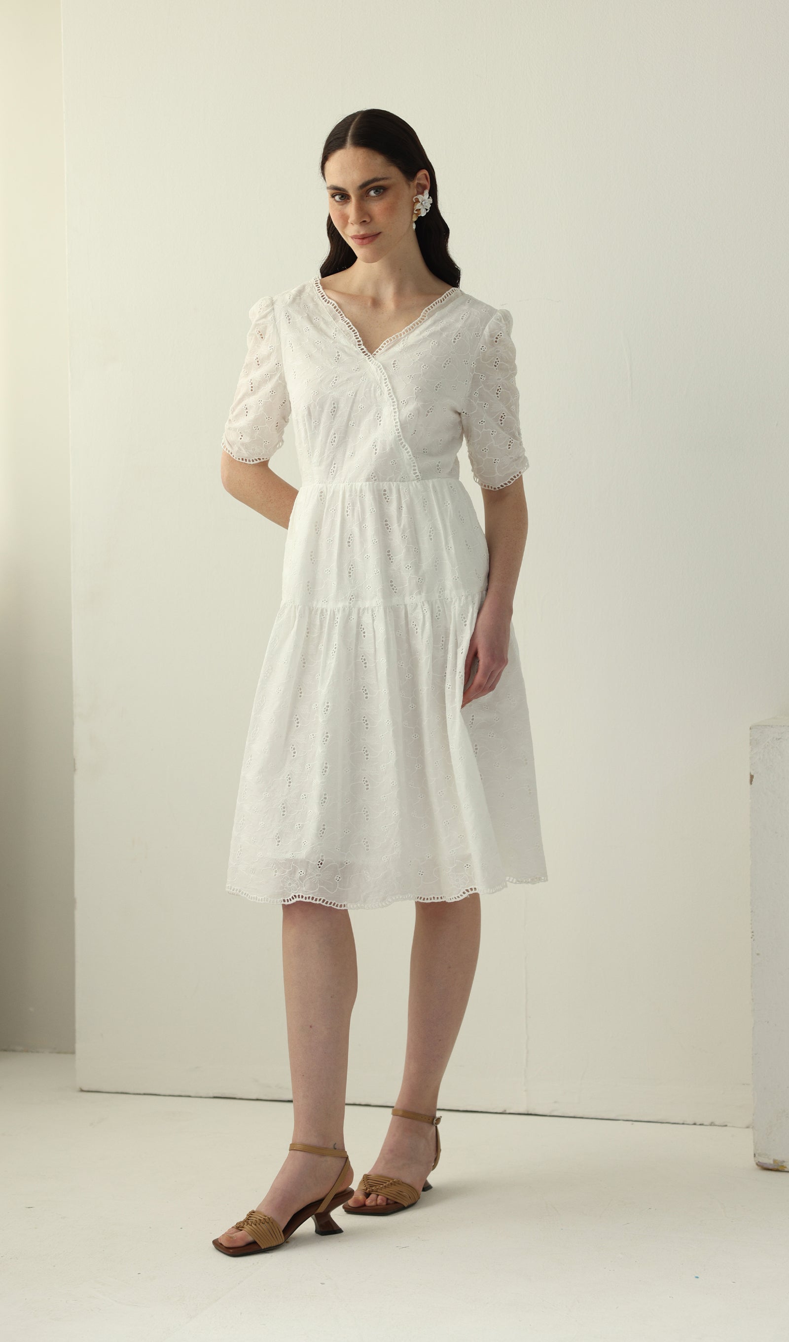 Beyaz V Yaka Midi Elbise