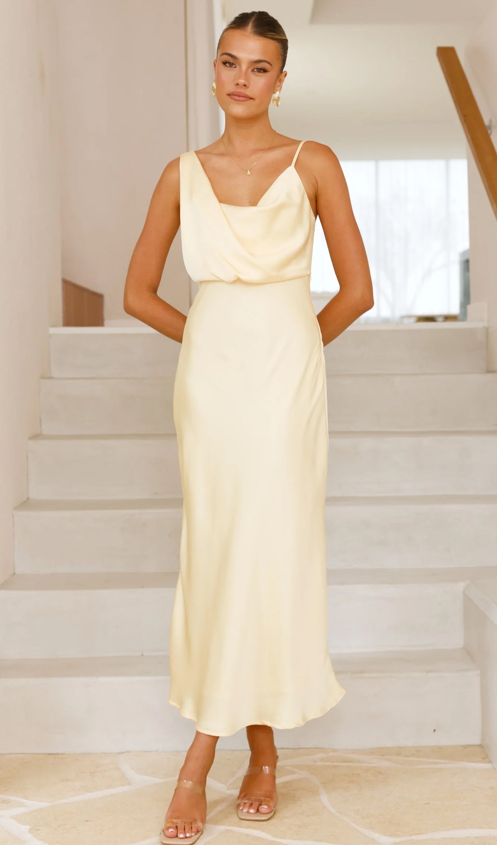 Açık Sarı Asimetrik Kolsuz Saten Uzun Elbise