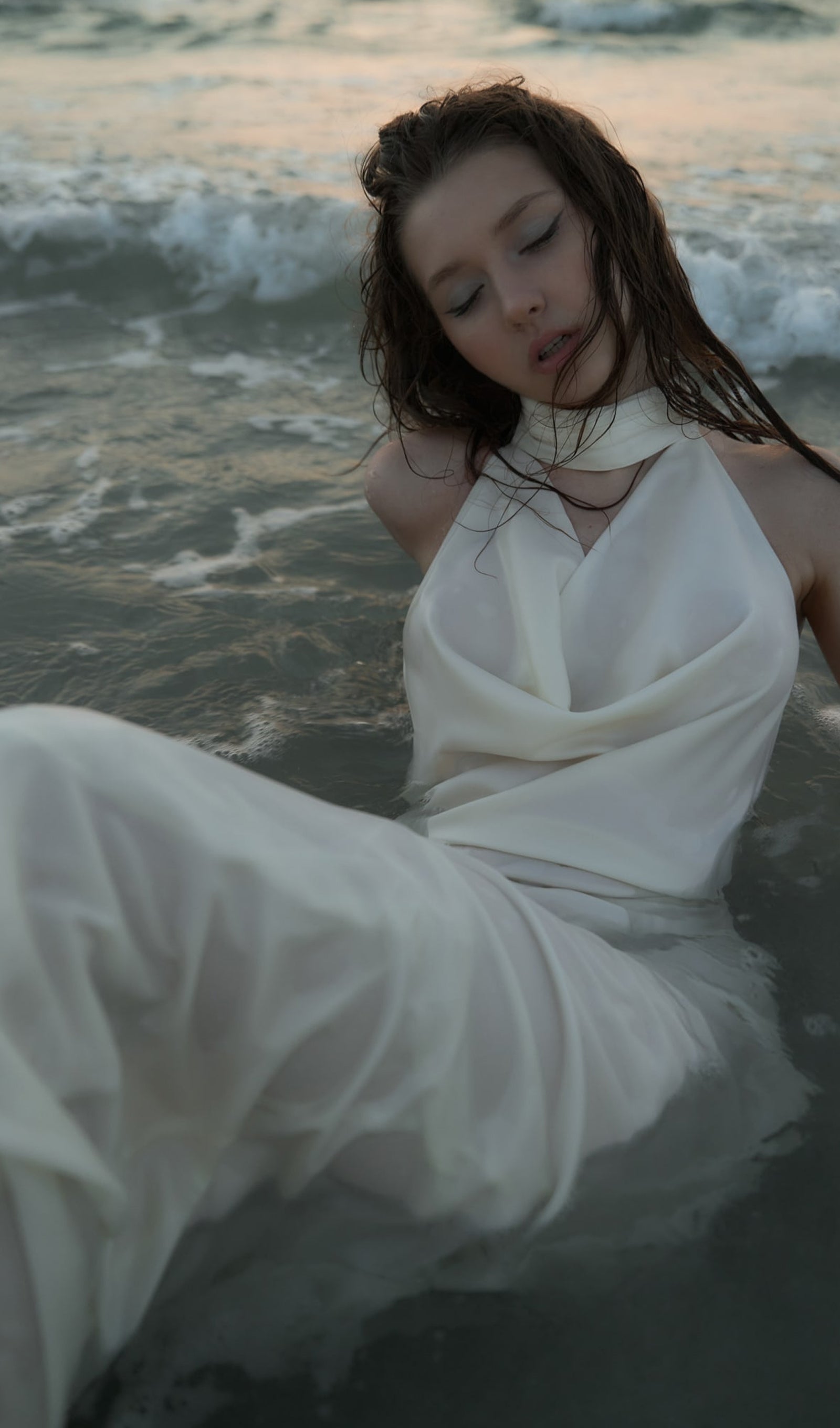 Beyaz Saten İnci Dekorlu Uzun Elbise