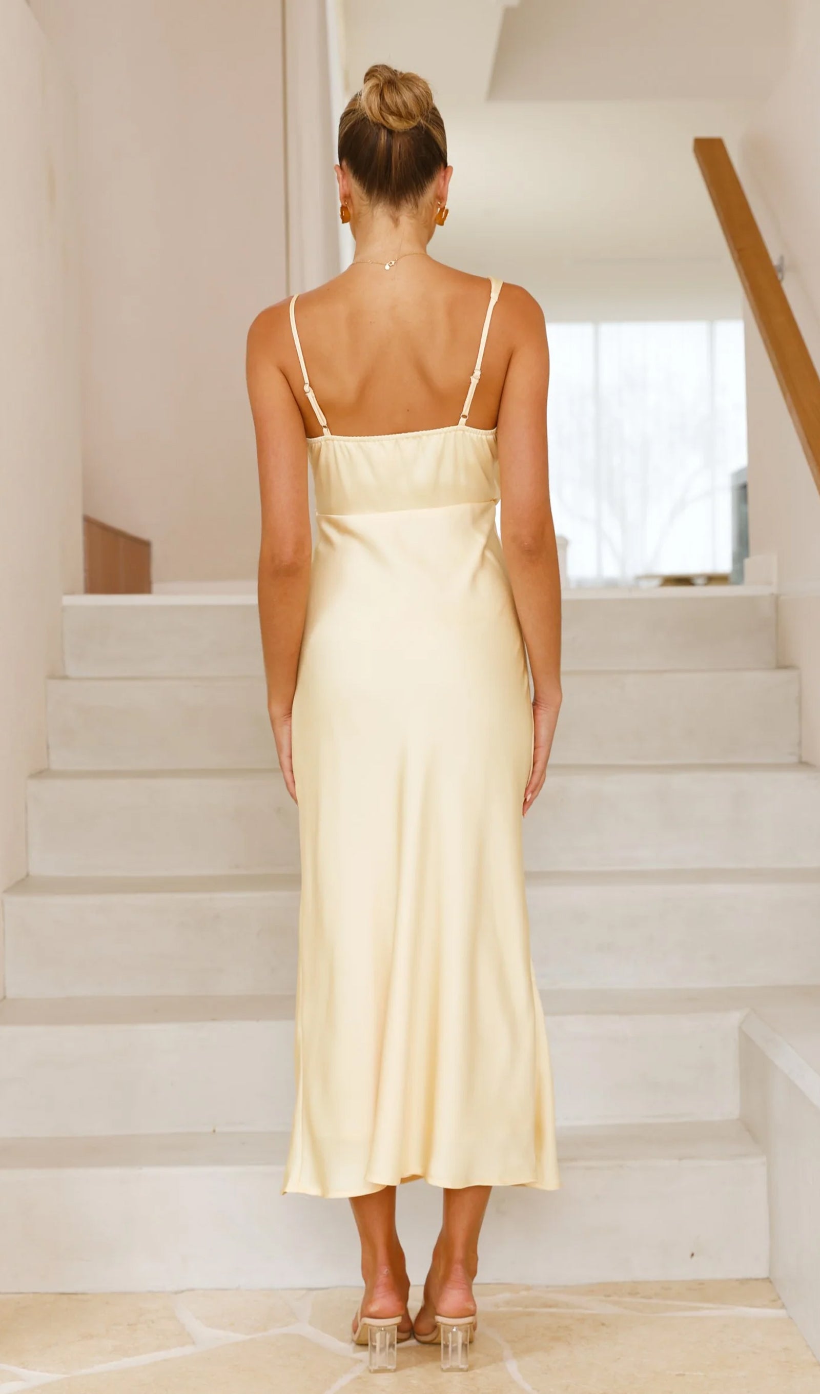 Açık Sarı Asimetrik Kolsuz Saten Uzun Elbise