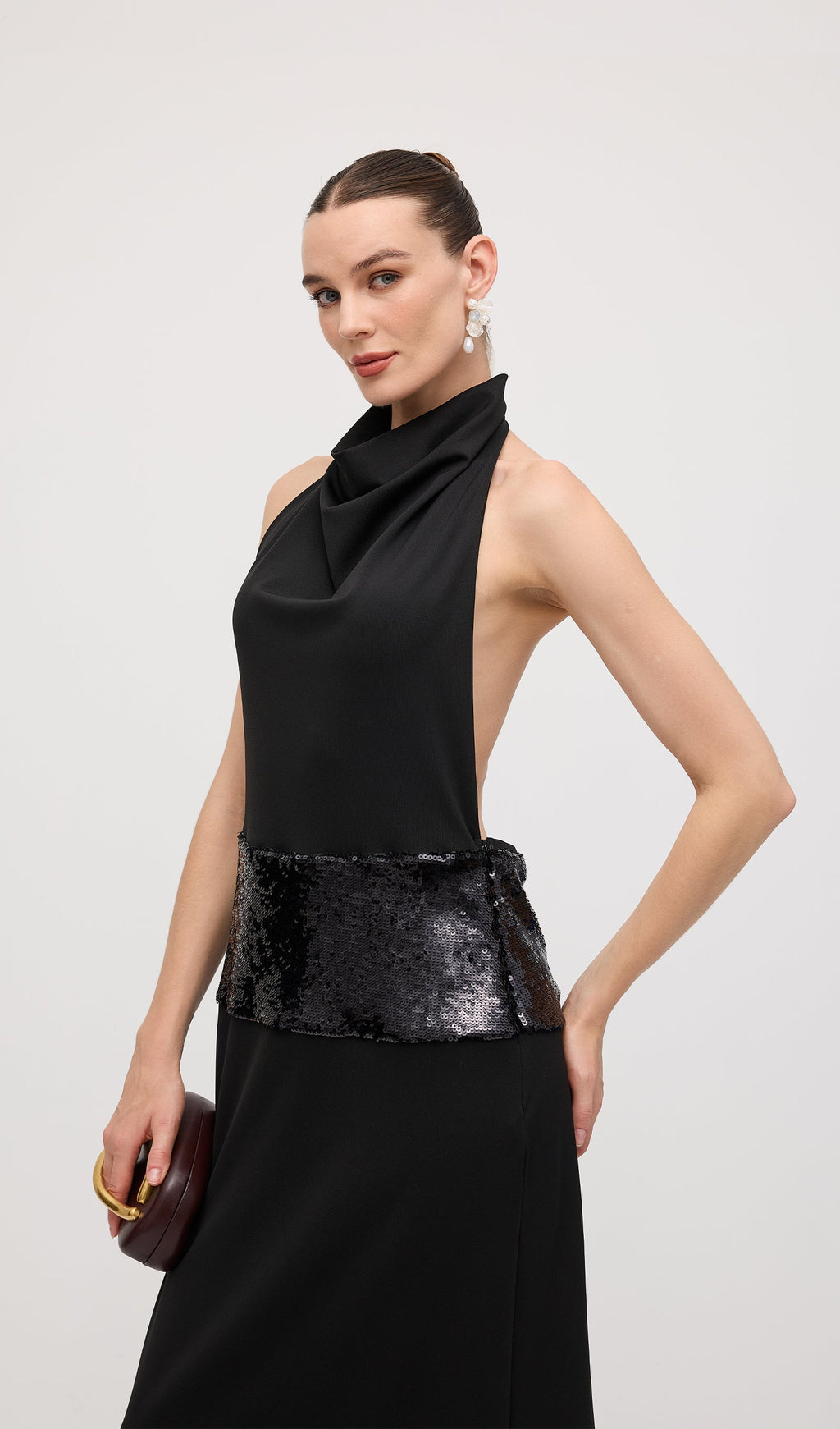 Drapeli Kapüşonlu Yaka Açık Sırtlı Uzun Elbise