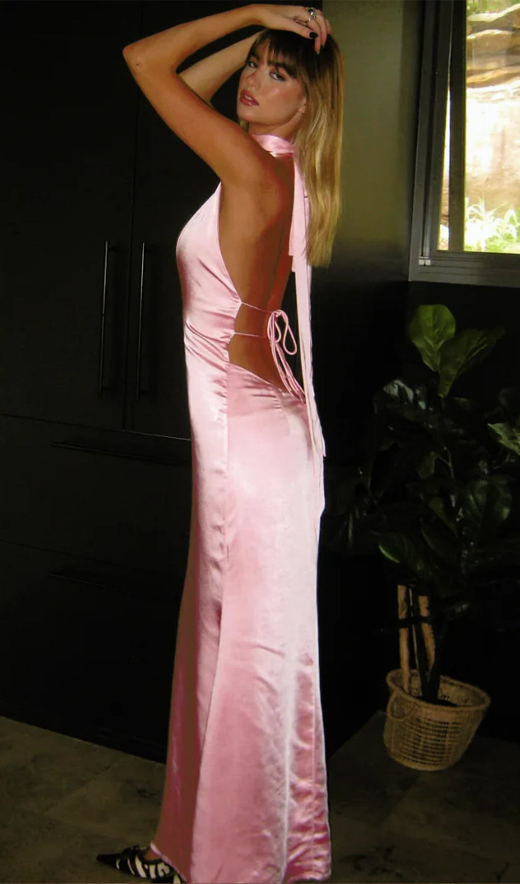 Derin V Yaka Saten Uzun Elbise