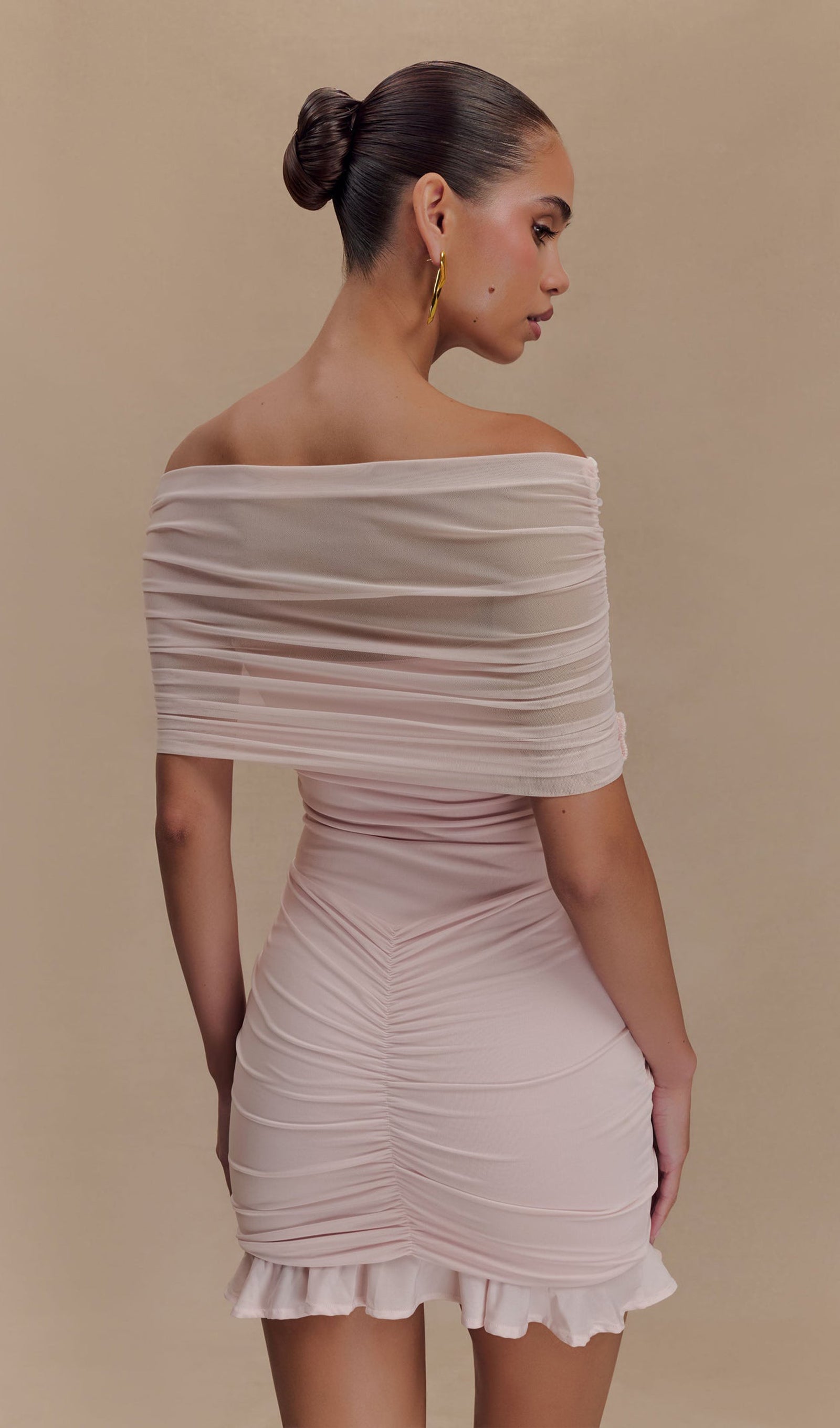 Açık Pembe Slinky Ve Fileli Omuz Açık Mini Elbise