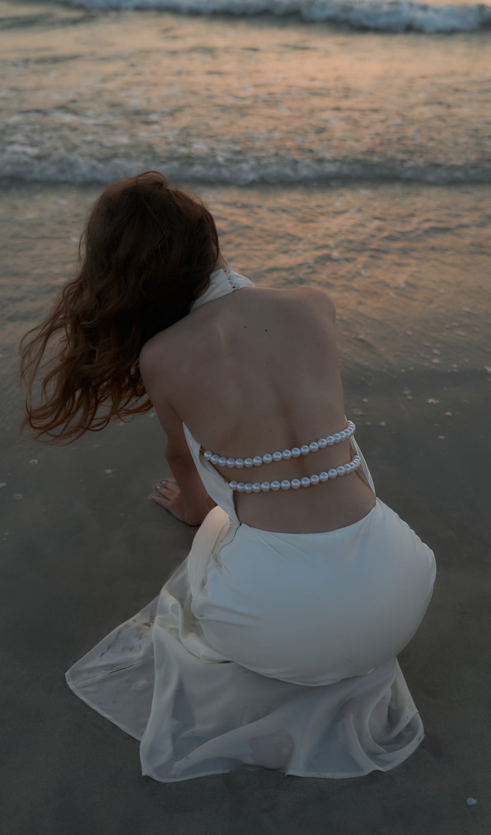 Beyaz Saten İnci Dekorlu Uzun Elbise