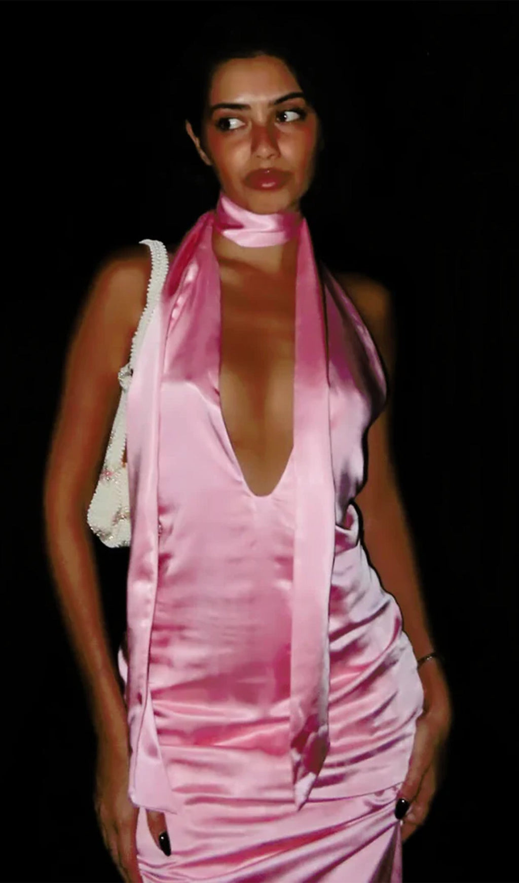 Derin V Yaka Saten Uzun Elbise