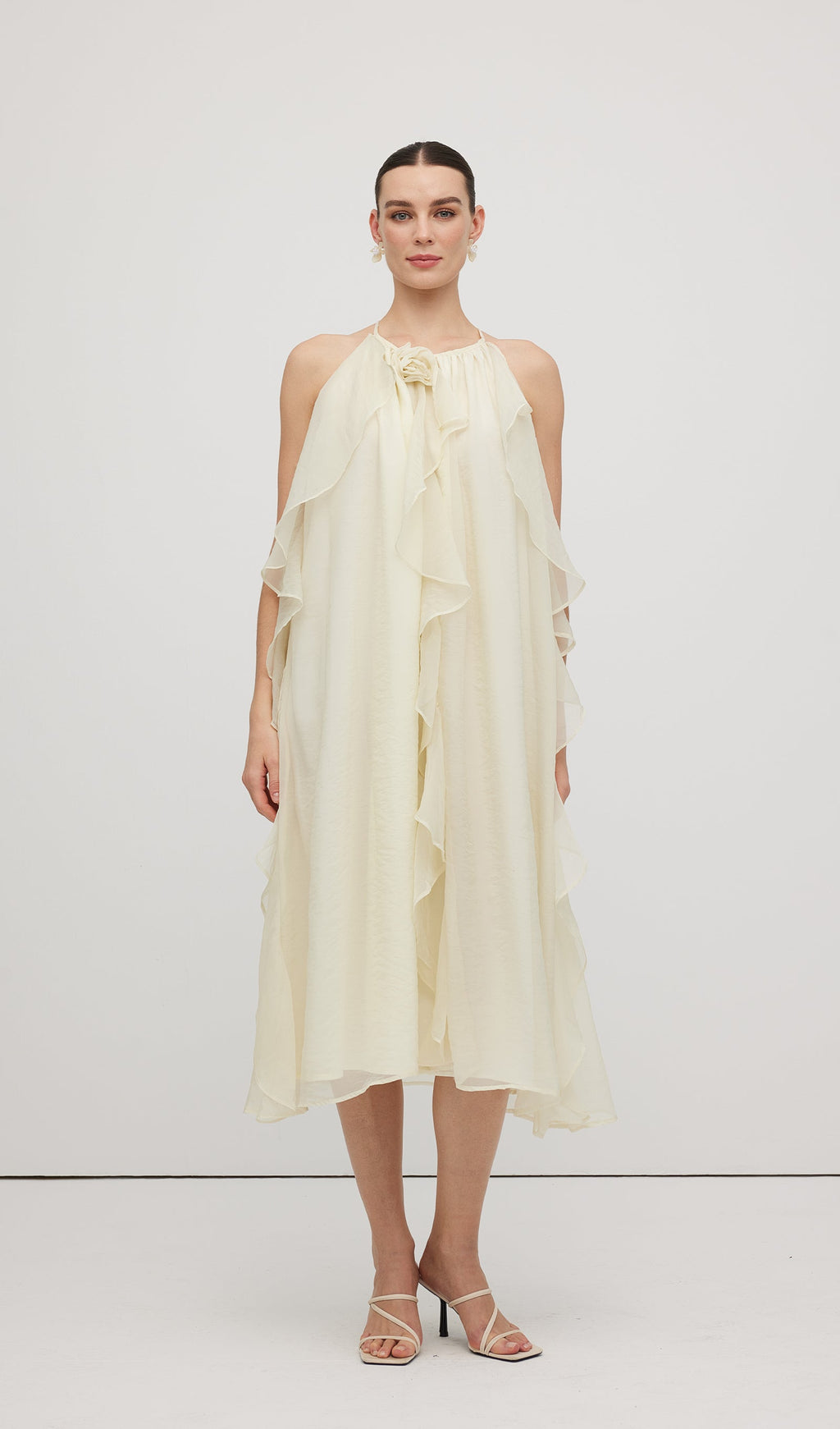 Halter Yaka Gül Detaylı Volanlı Midi Elbise