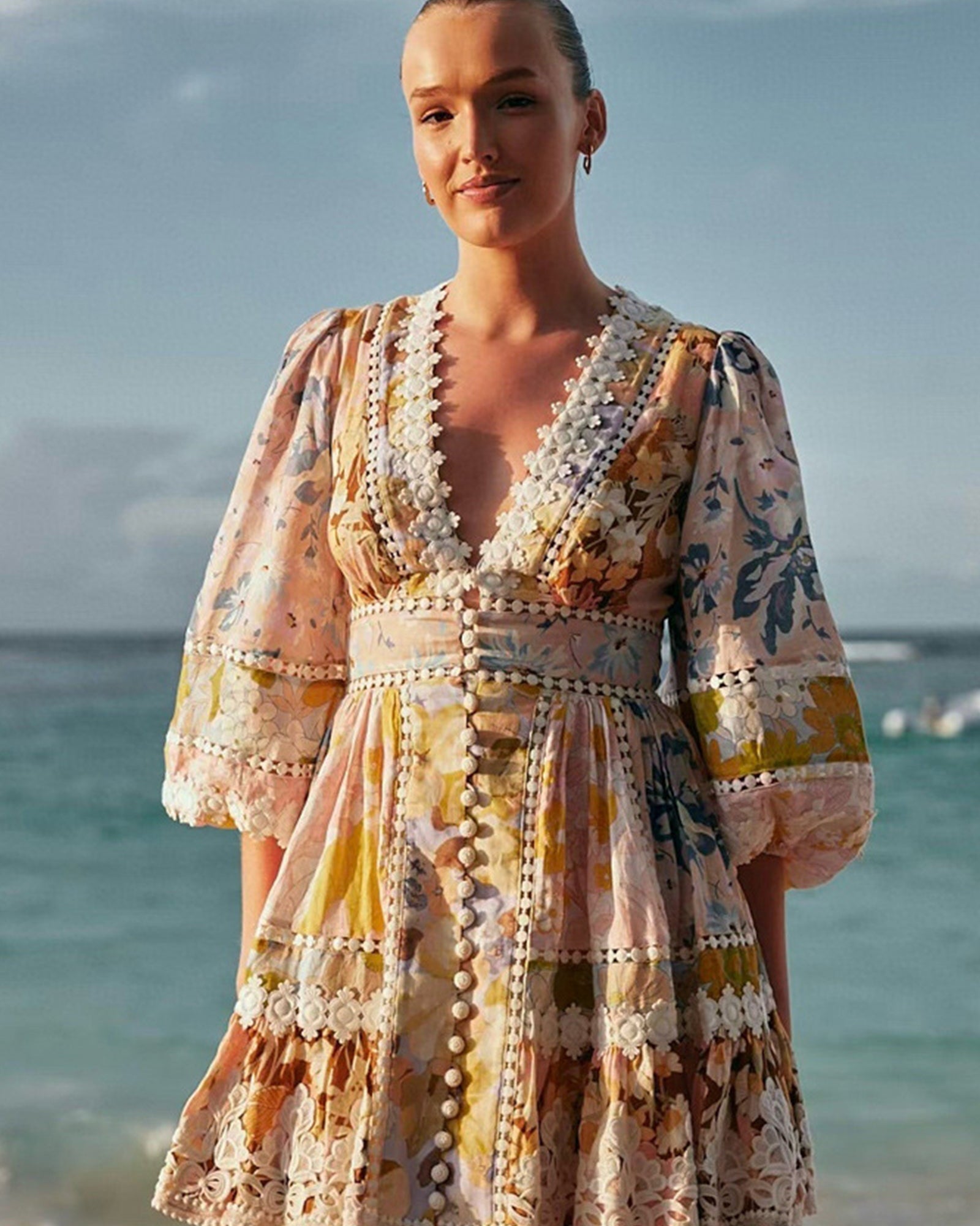 Çiçekli V Yakalı Puf Kollu Mini Elbise