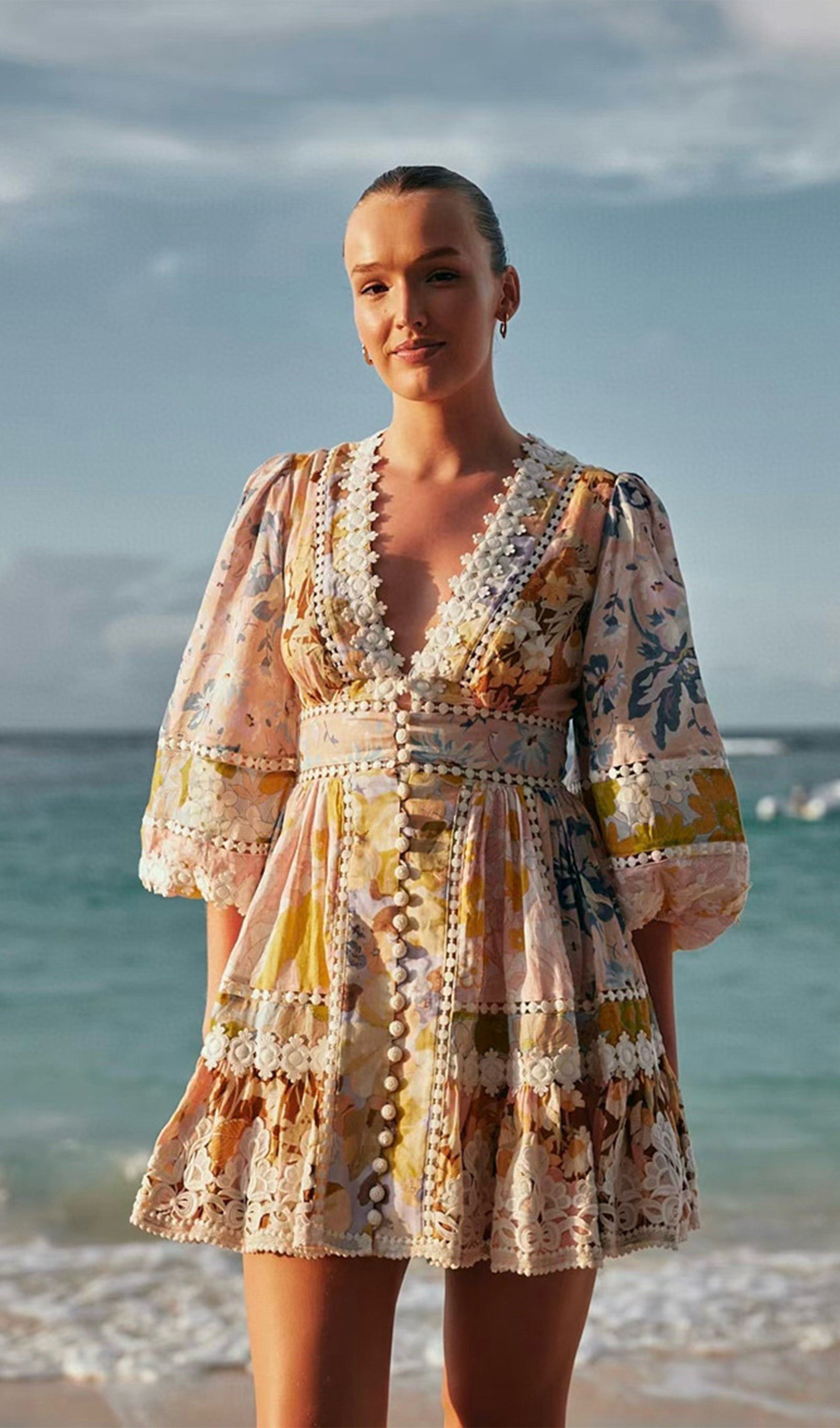 Çiçekli V Yakalı Puf Kollu Mini Elbise