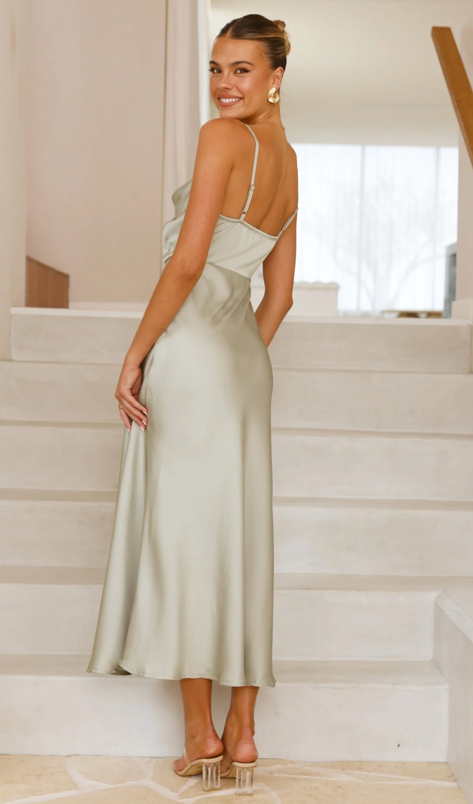 Açık Yeşil Asimetrik Kolsuz Saten Uzun Elbise