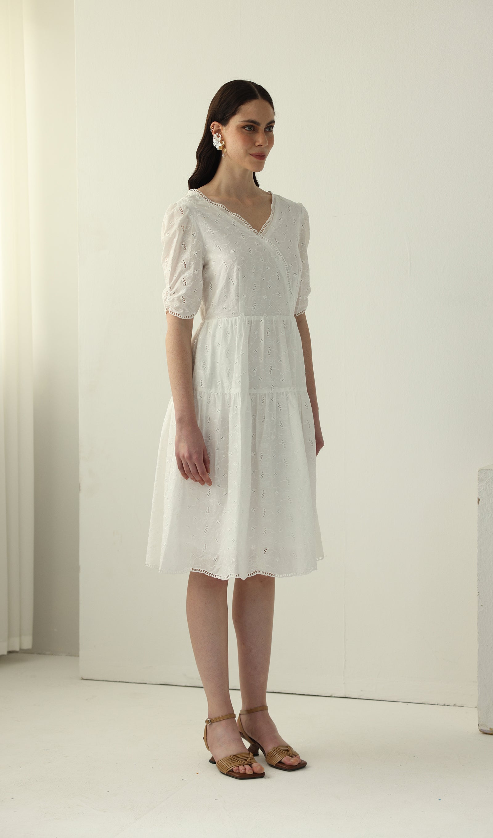 Beyaz V Yaka Midi Elbise