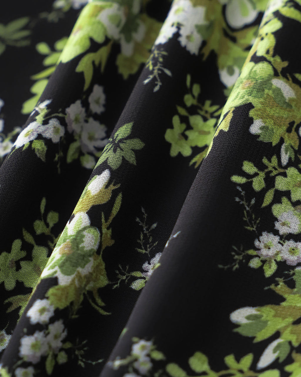 Siyah Çiçekli V Yaka Volanlı Midi Elbise