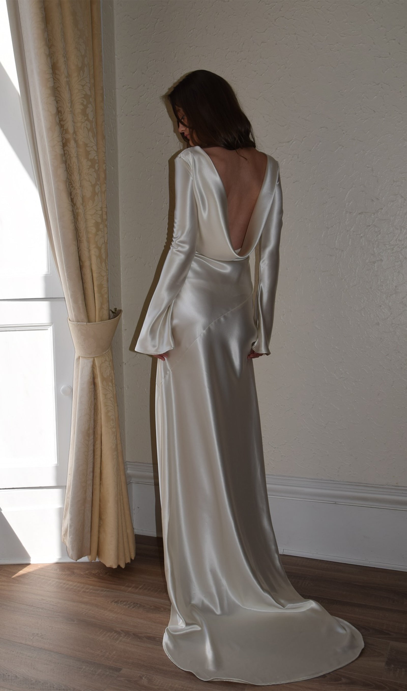 Beyaz Saten Uzun Kollu İnce Abiye Elbise