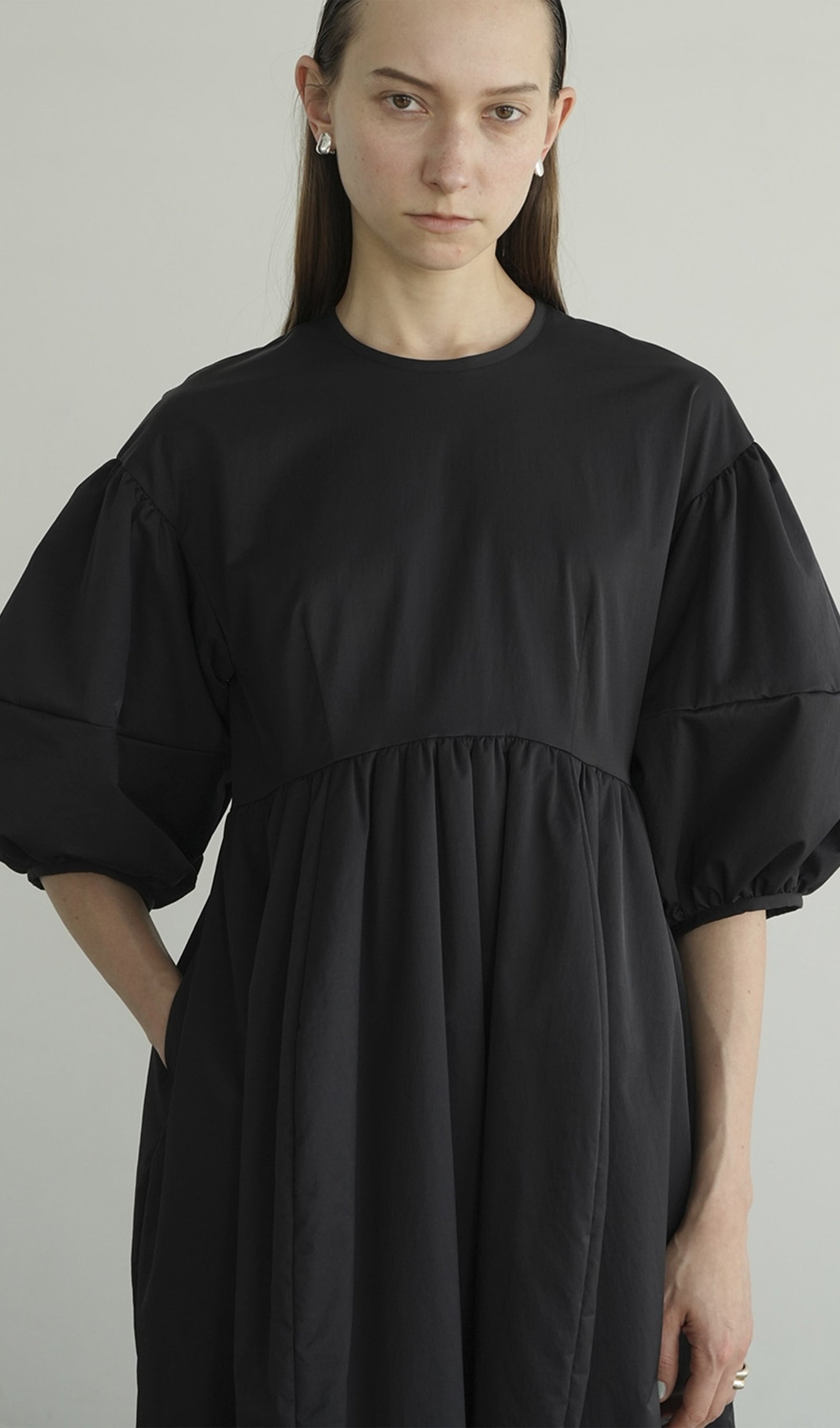 Dolgulu Hacimli Midi Elbise - Siyah