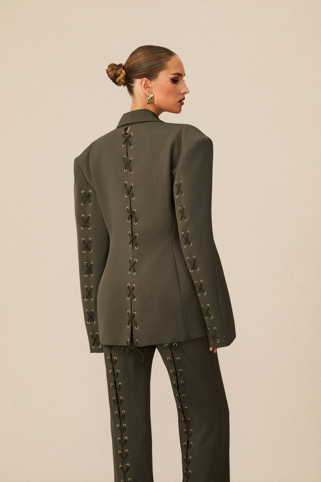 Dantel Bağlamalı Geniş Omuzlu Blazer ve Pantolon Takımı