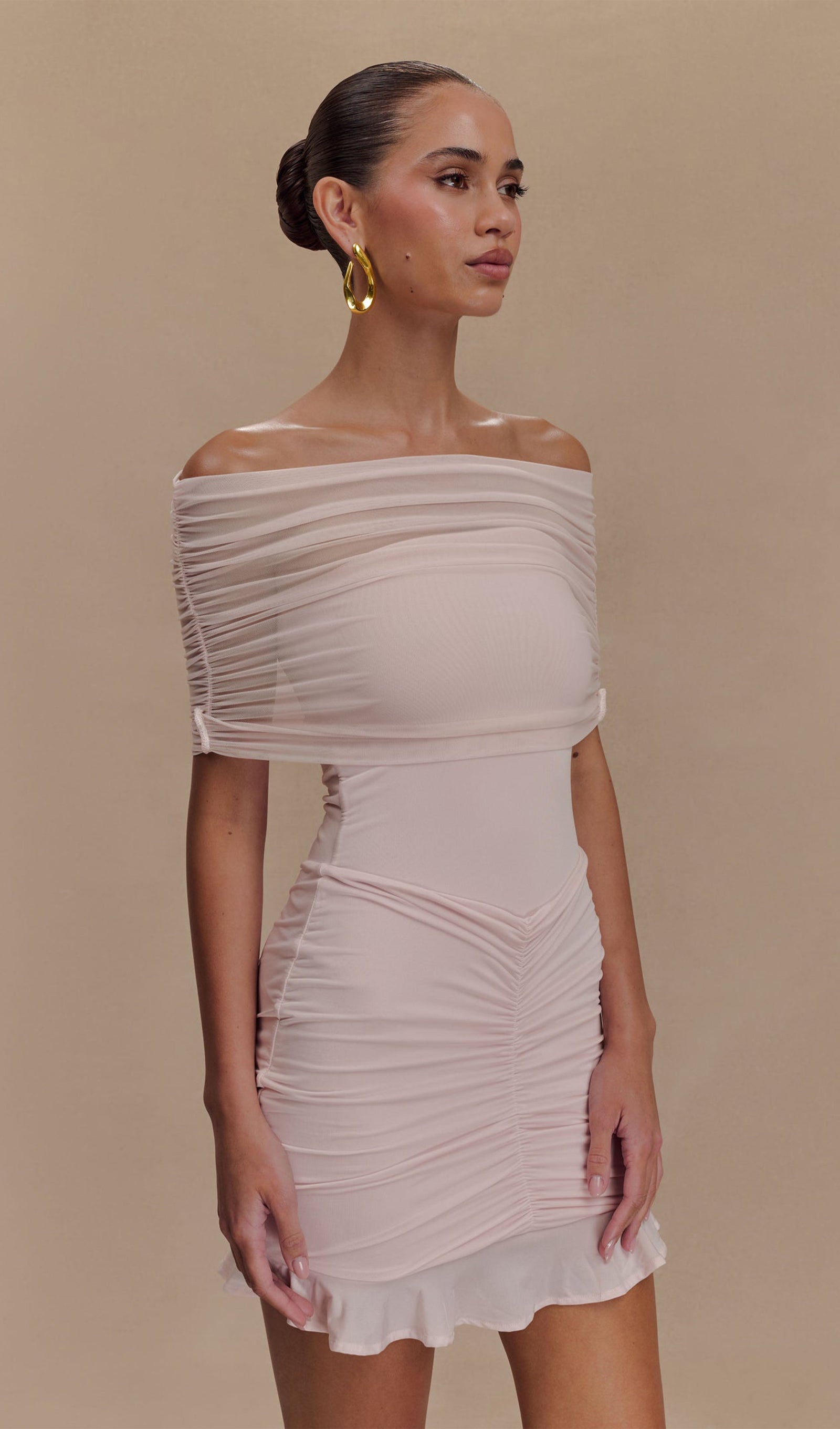 Açık Pembe Slinky Ve Fileli Omuz Açık Mini Elbise