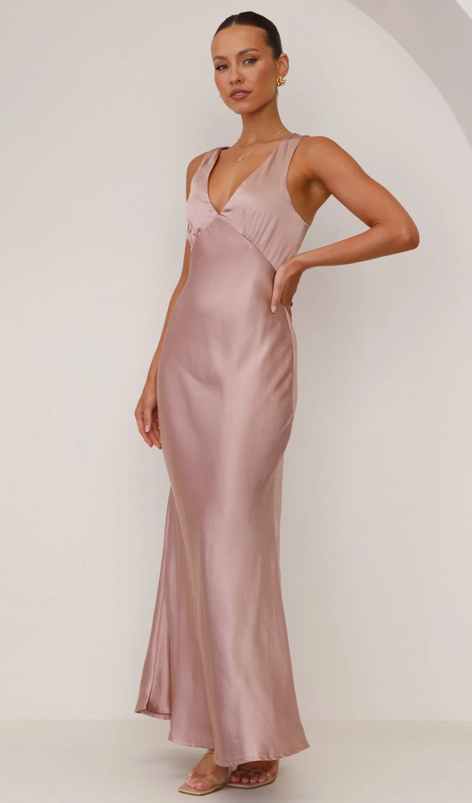 Pembe V Yaka Saten Uzun Elbise