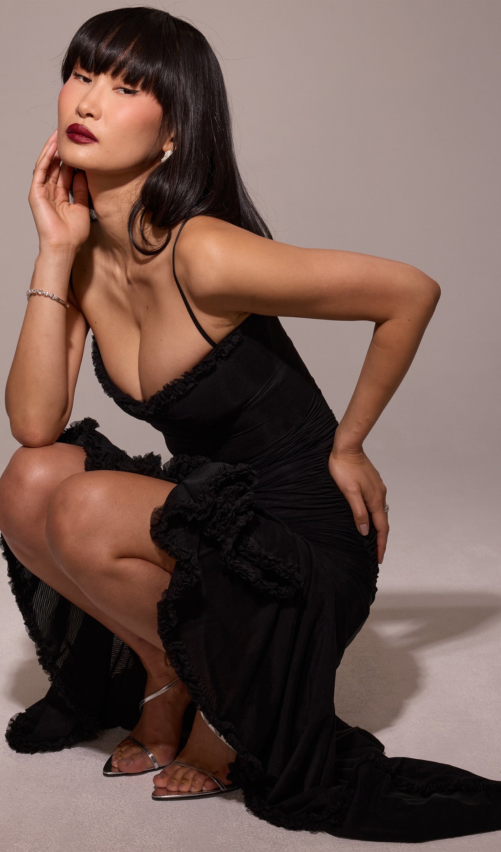 Siyah Fileli Önden Volanlı Uzun Elbise