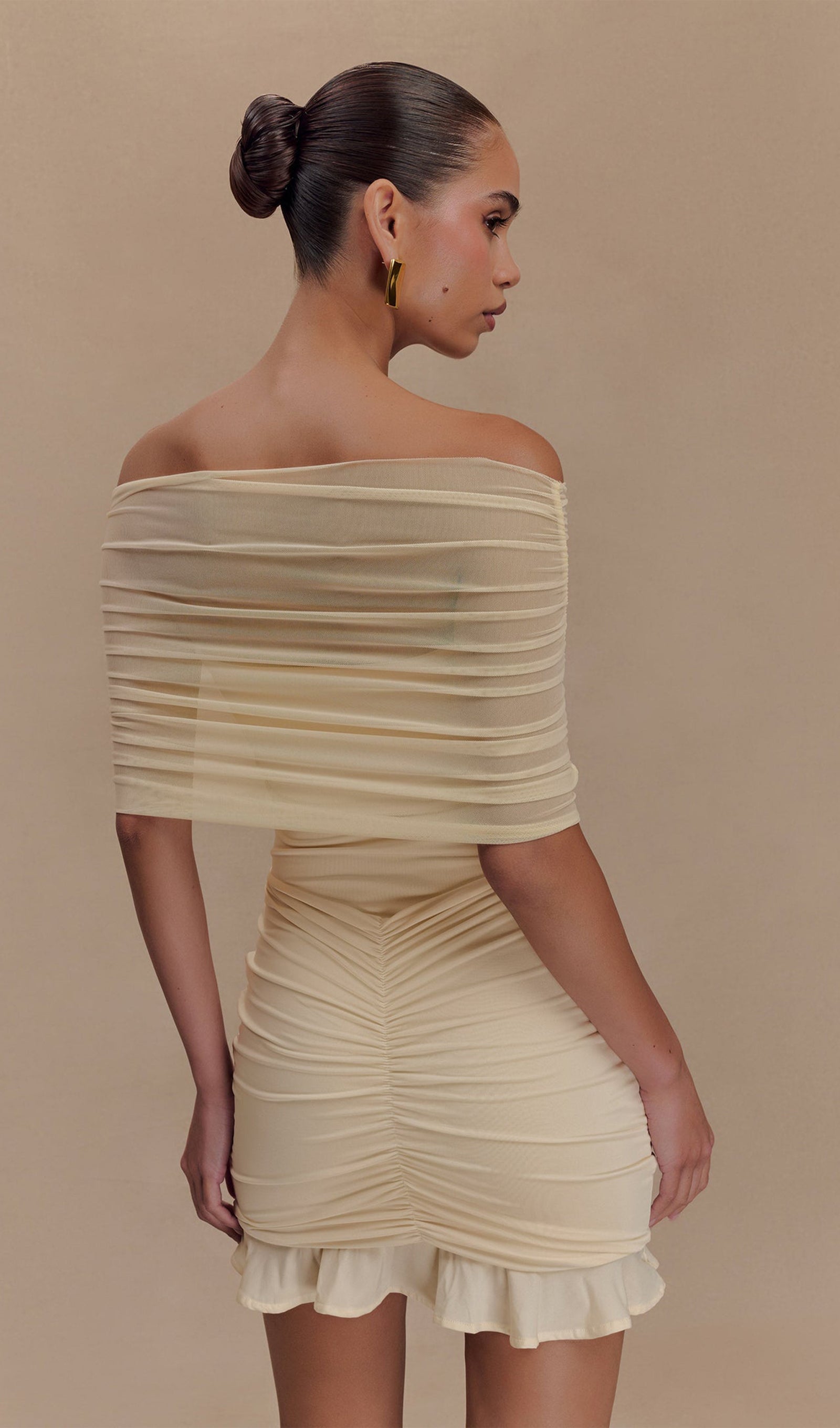 Fildişi Rengi Slinky Ve Fileli Omuz Açık Mini Elbise