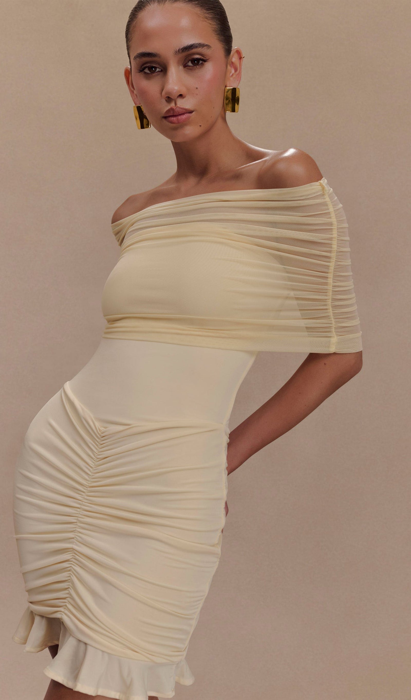 Fildişi Rengi Slinky Ve Fileli Omuz Açık Mini Elbise