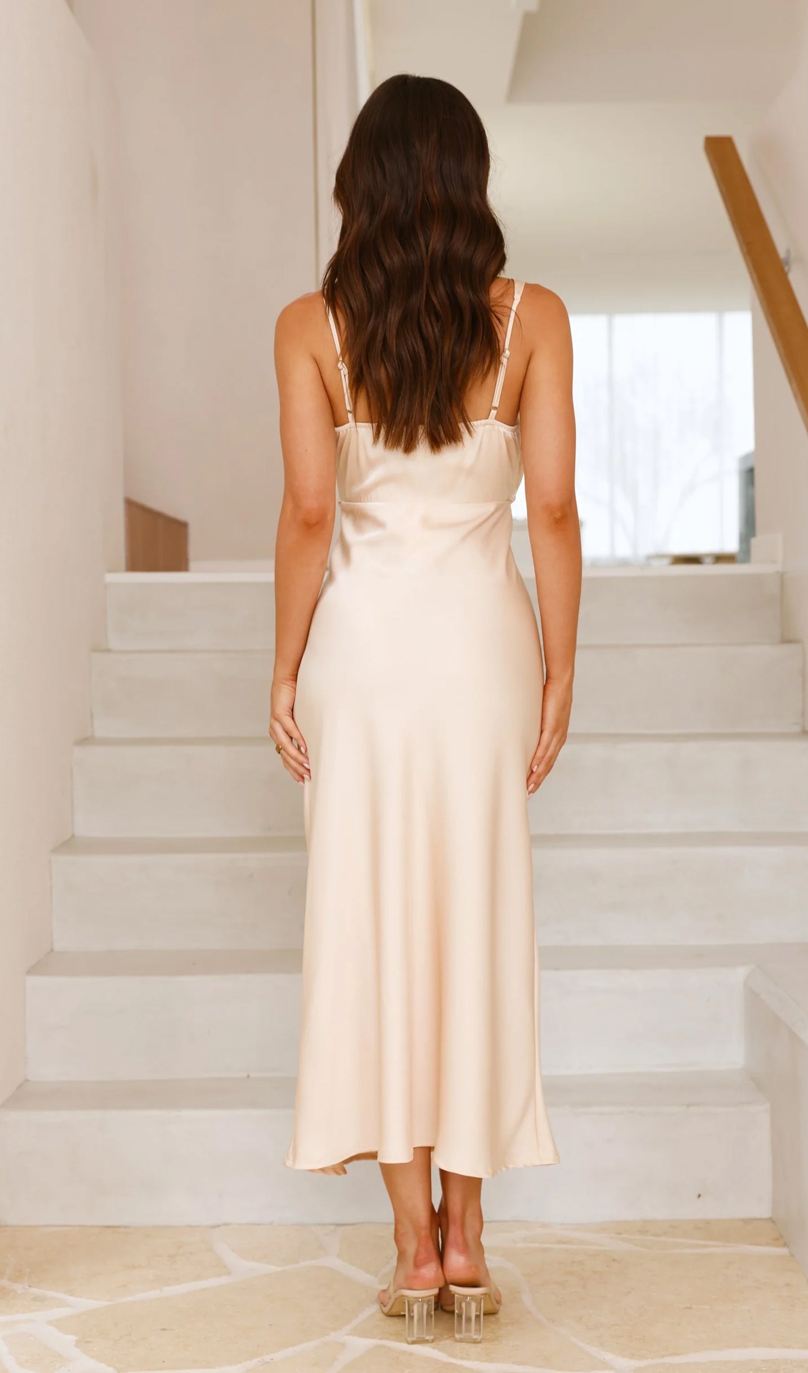 Şampanya Rengi Asimetrik Kolsuz Saten Uzun Elbise