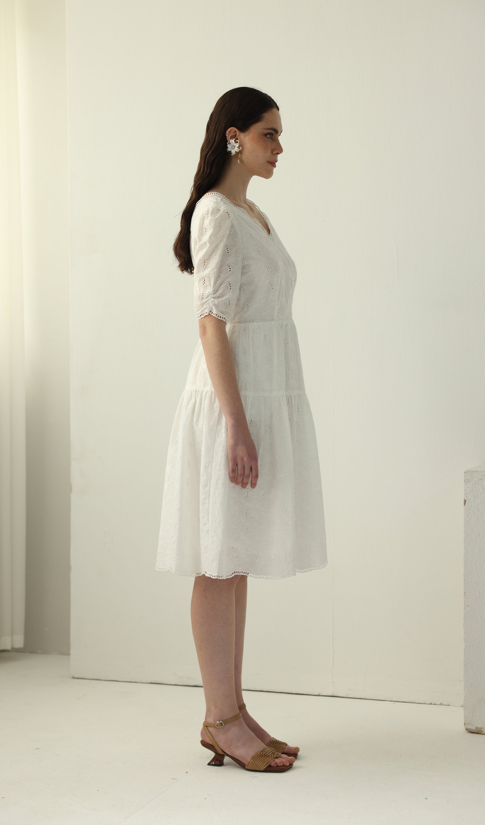 Beyaz V Yaka Midi Elbise