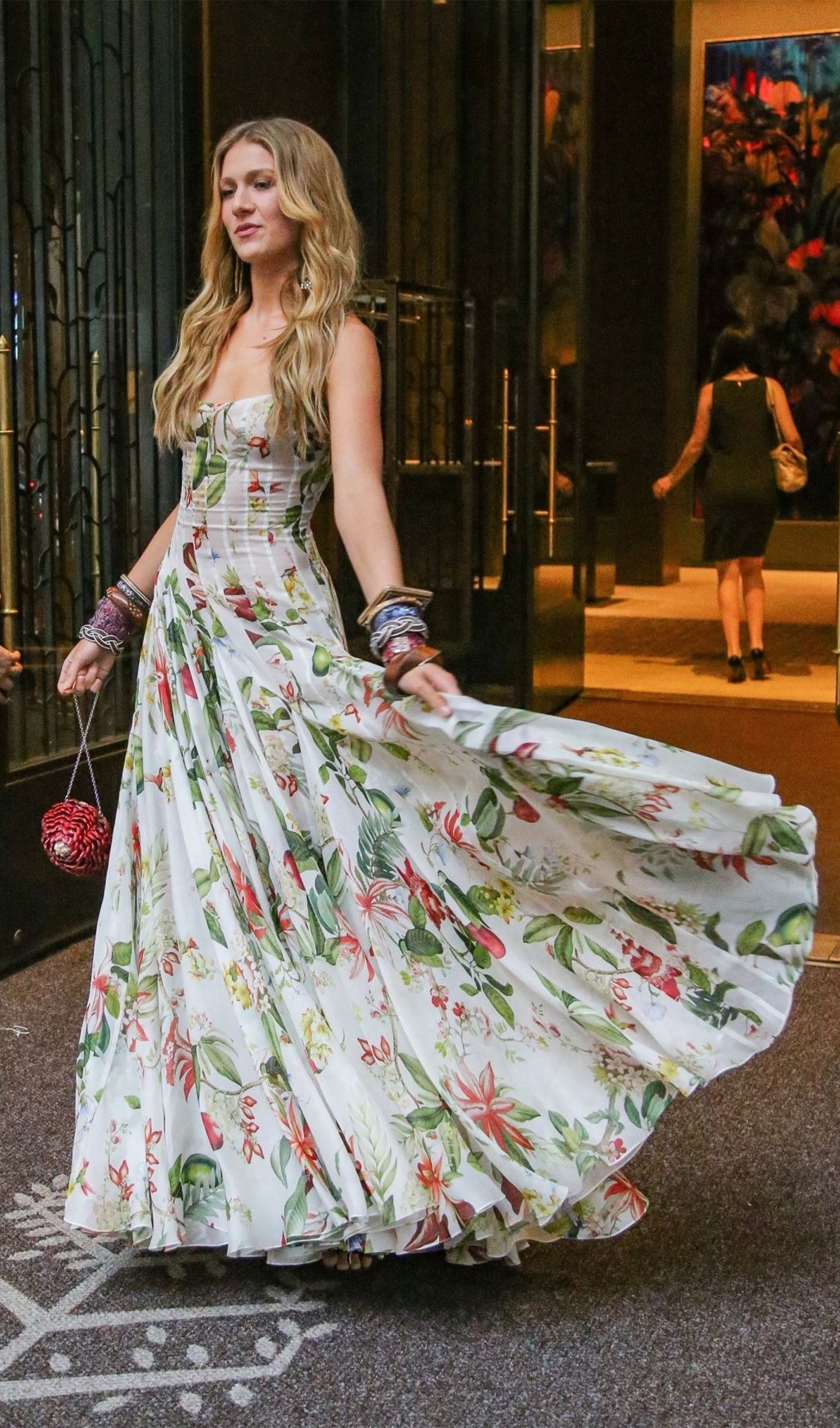 Çiçekli Büzgülü Çiçek Ve Fauna Uzun Elbise