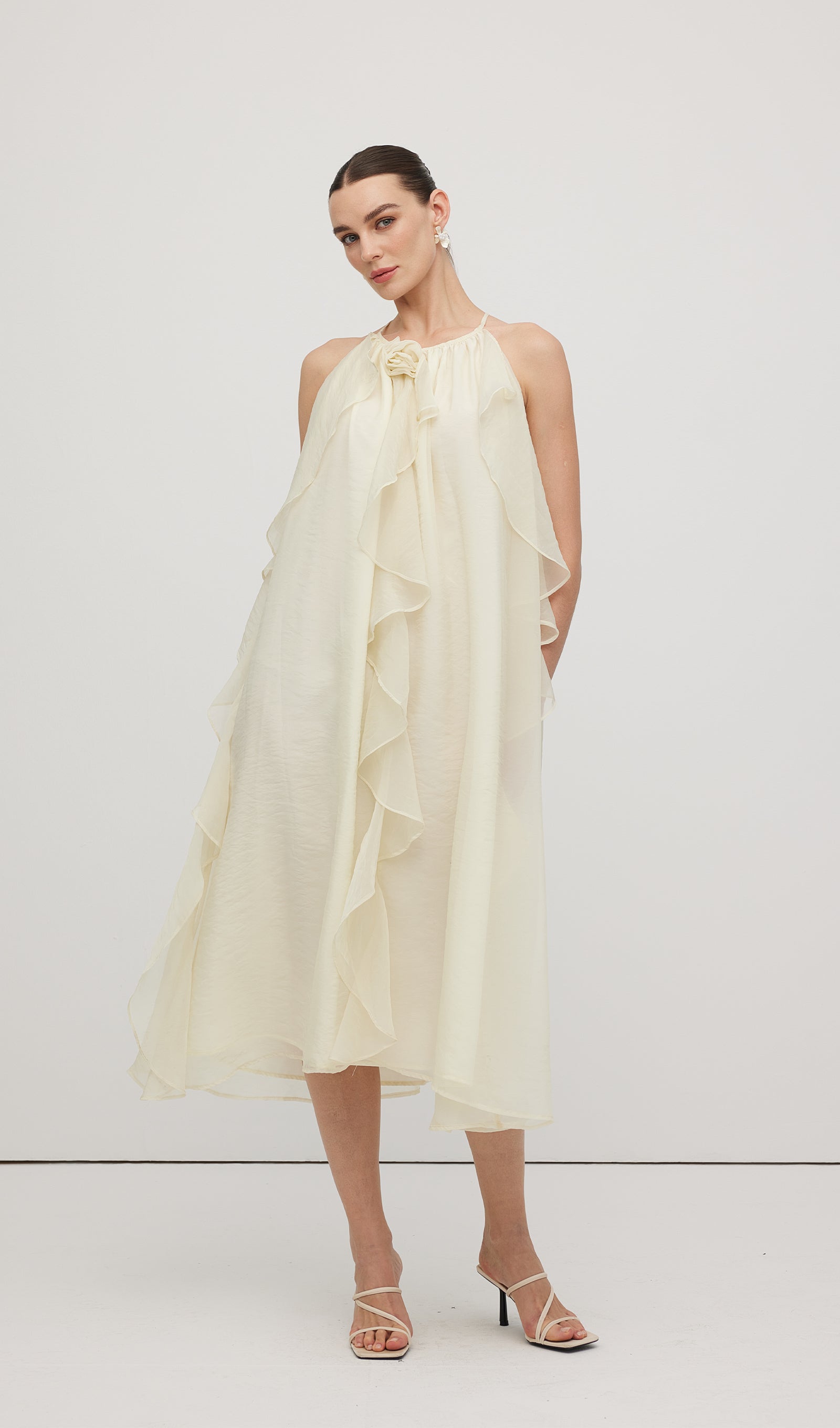 Halter Yaka Gül Detaylı Volanlı Midi Elbise