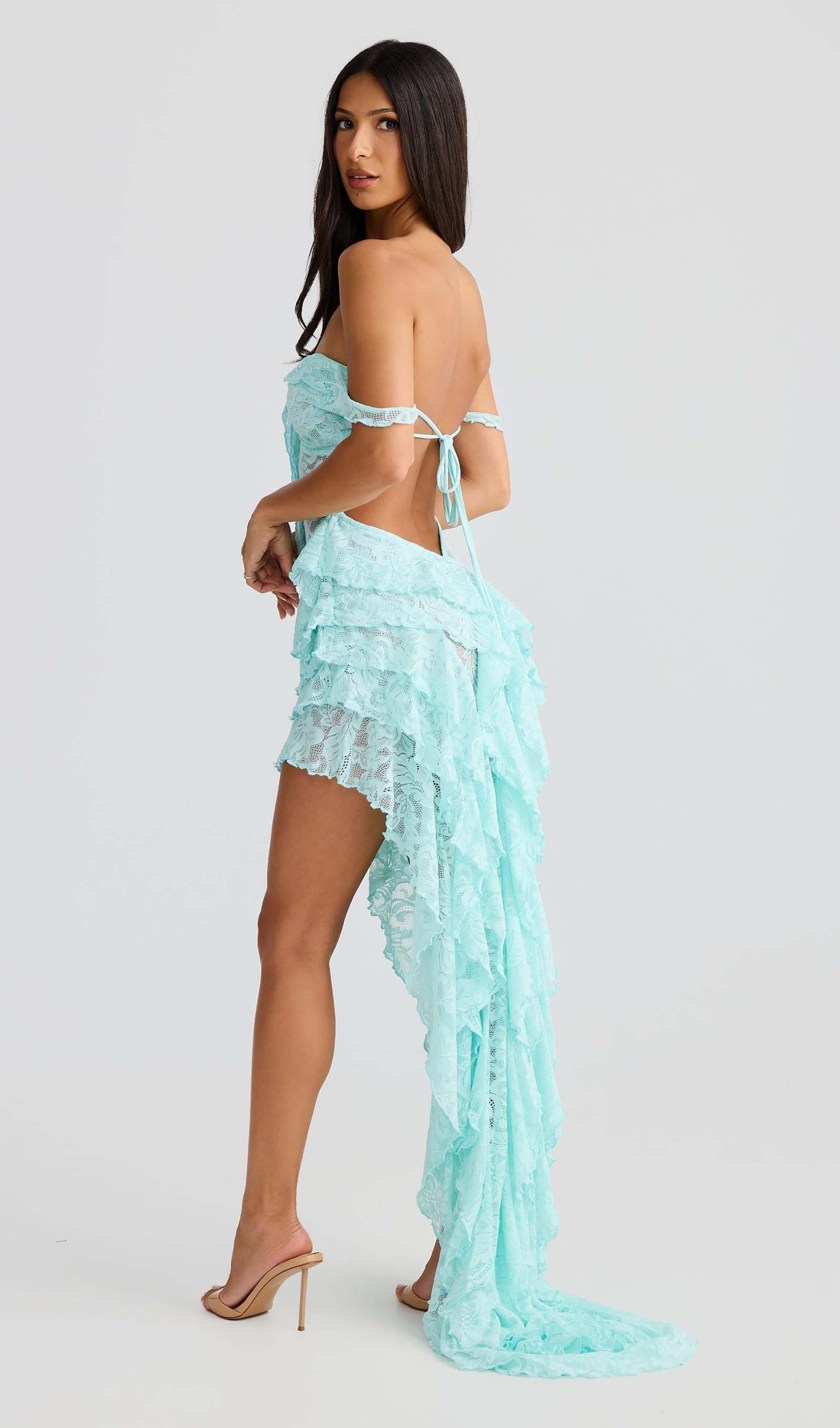 Asimetri Etek Ucu Dantelli Fırfırlı Elbise