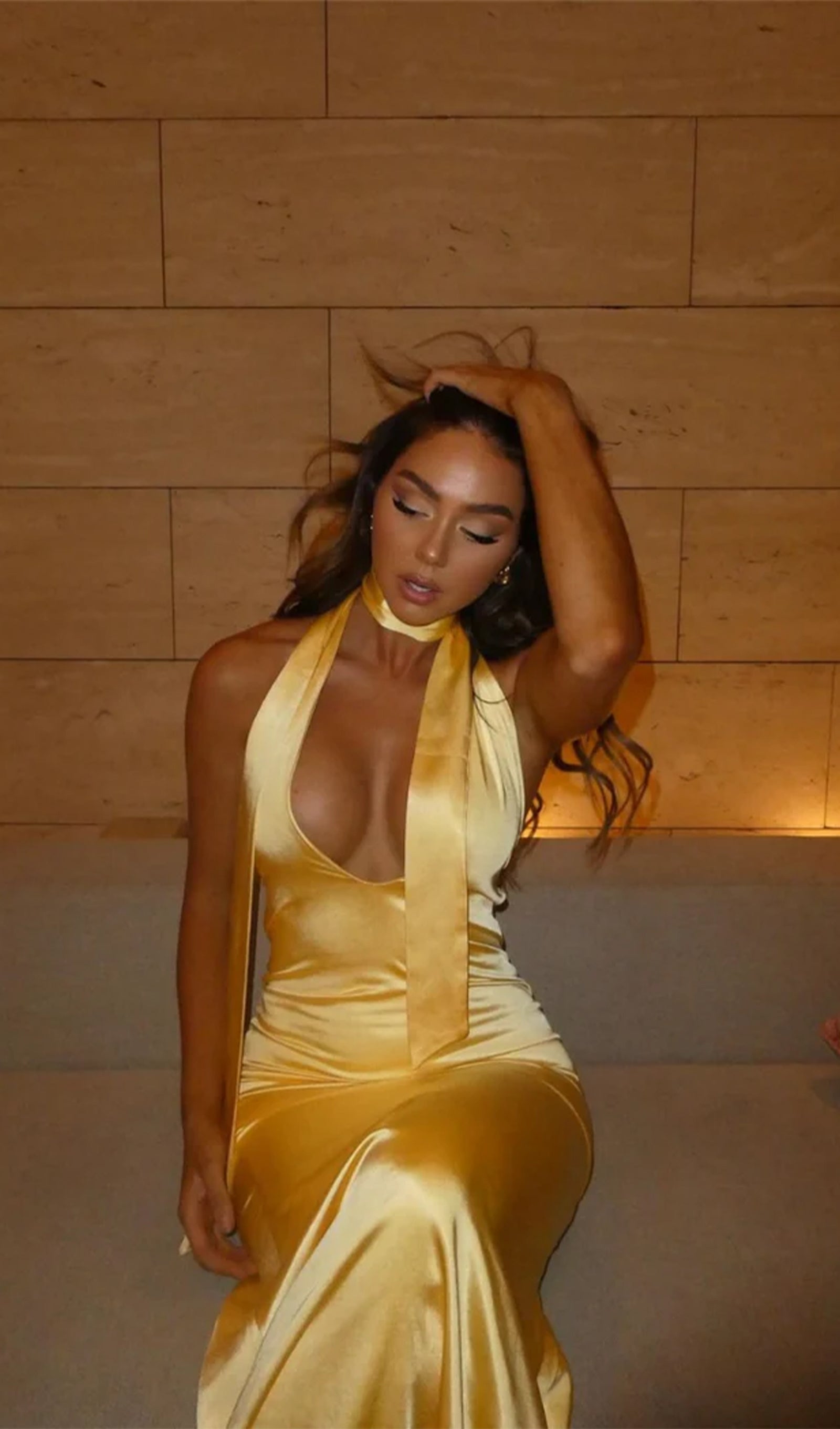 Derin V Yaka Saten Uzun Elbise