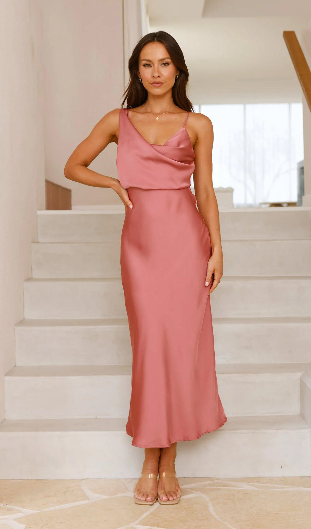 Fırında Gül Rengi Asimetrik Kolsuz Saten Uzun Elbise