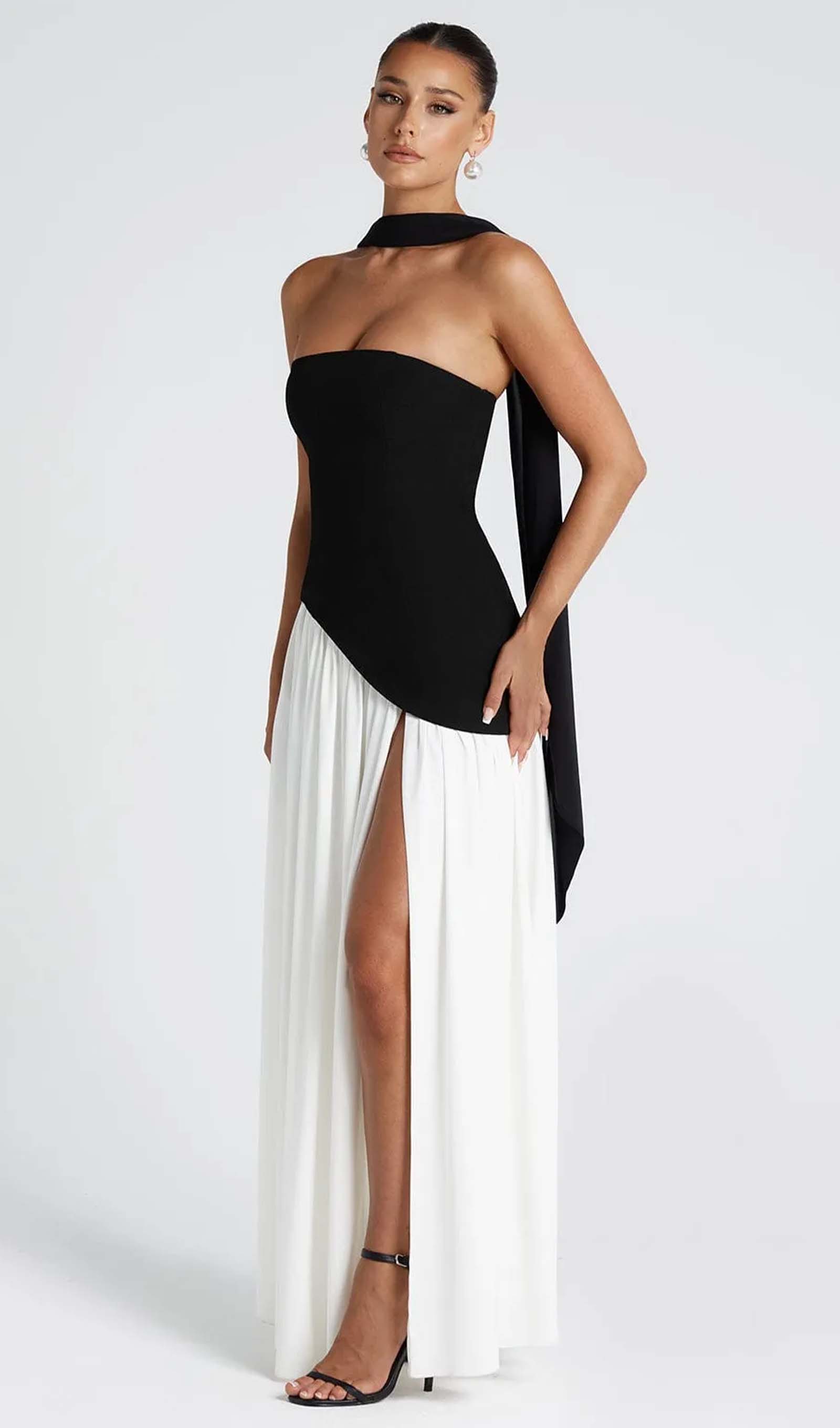 Yara İzi Bulunan Kontrast Renkli Yırtmaçlı Uzun Elbise